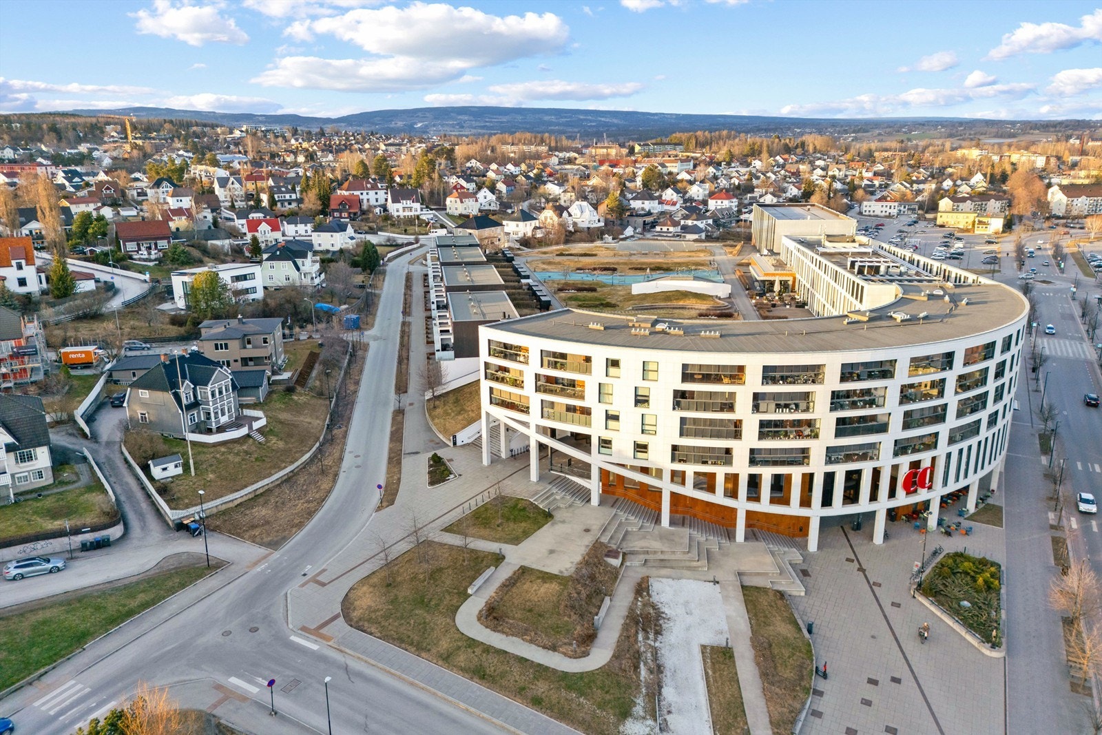 Umiddelbar nærhet til CC Hamar med matbutikk, apotek, treningssenter og et godt utvalg av butikker. Galleribilde
