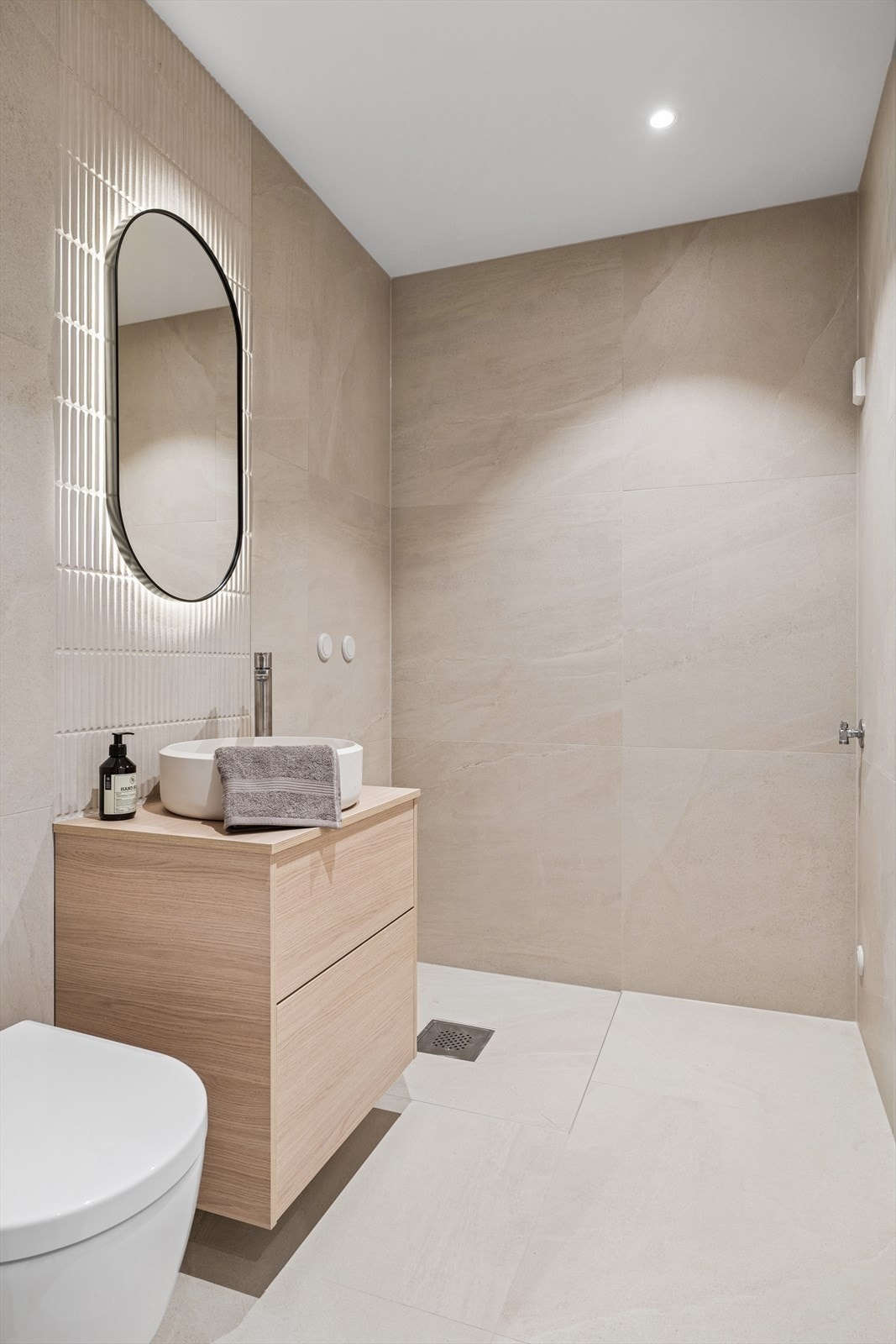 Baderom med adkomst fra entré/hall. Det er tilrettelagt for dusjhjørne. Galleribilde