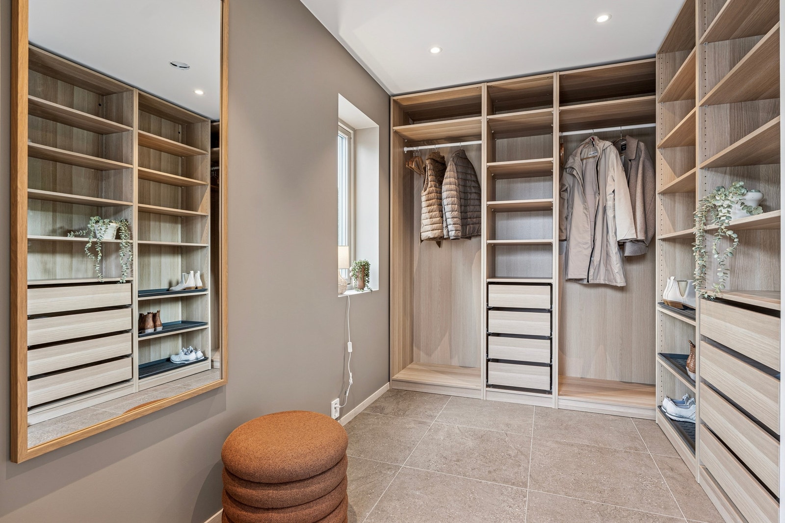 Entré med romslig og praktisk garderobe. Flotte fargevalg på fliser og vegger. Galleribilde