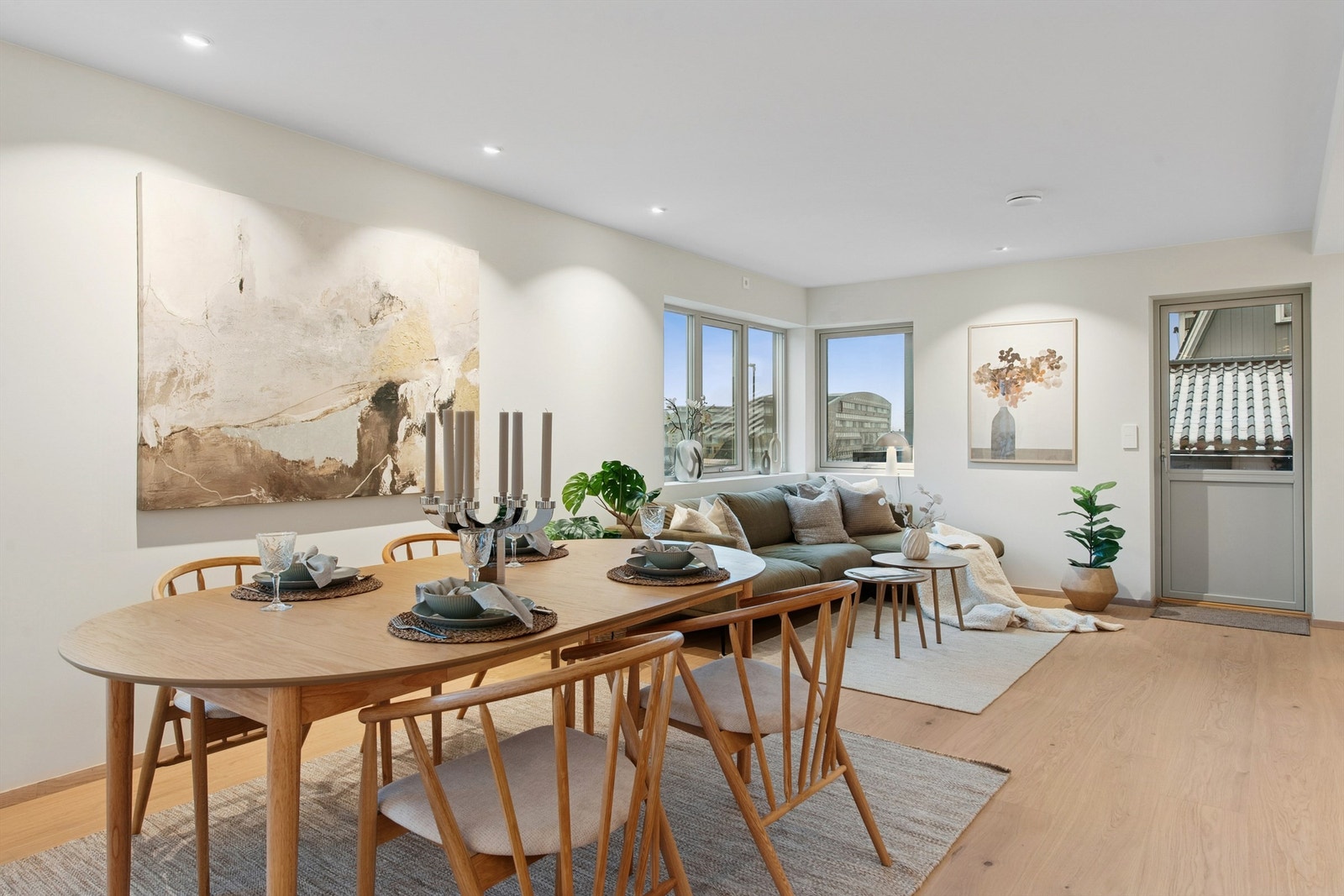 Oppholdsrom med meget gode lysforhold og plass til flere møbleringssoner. Foto: EFKT v/Pål Godager. Galleribilde