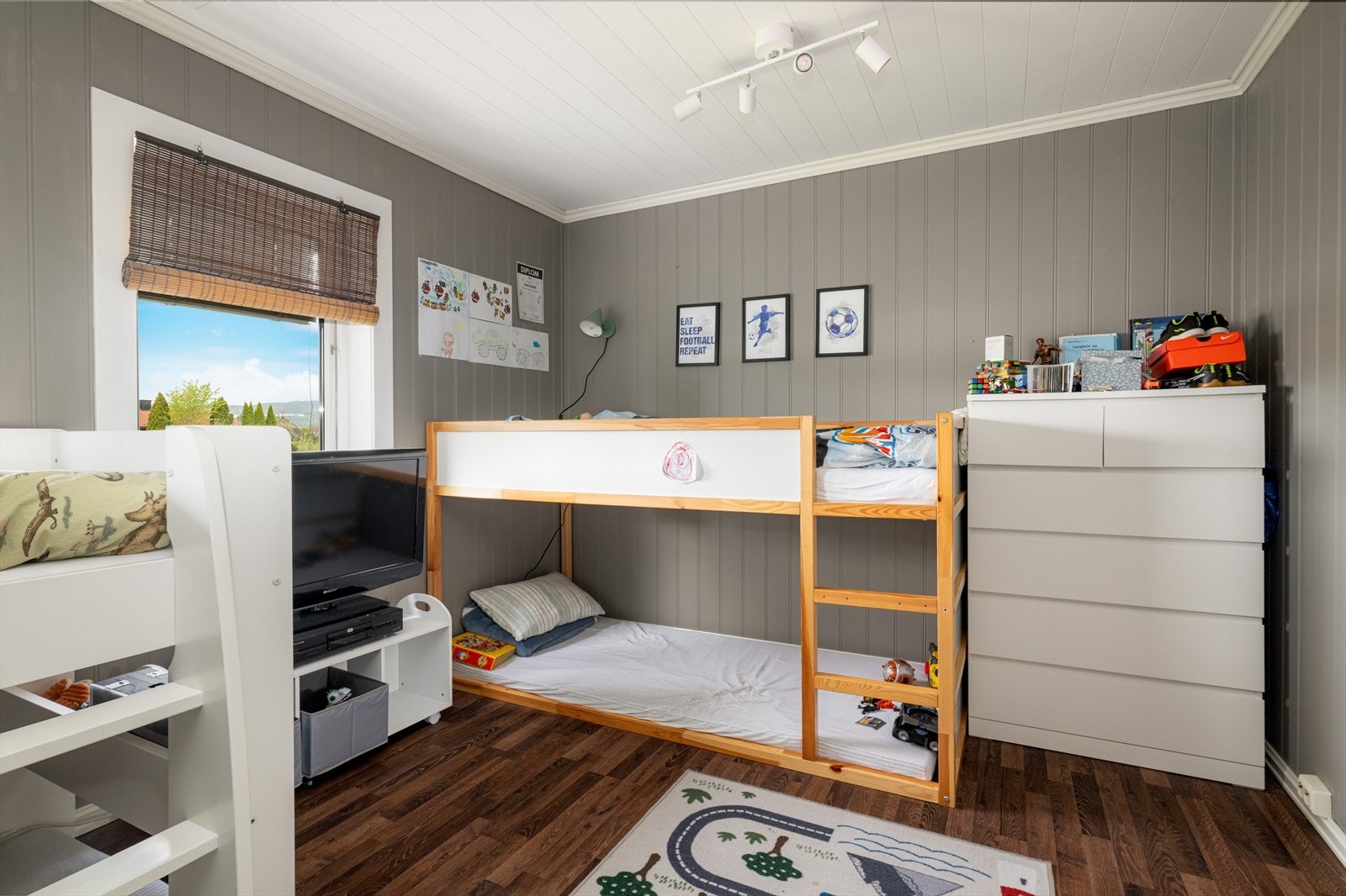 Det andre soverommet er romslig, med fin plass til diverse soveromsmøblement. Soverommet egner seg godt som barnerom, gjesterom eller kontor. Galleribilde