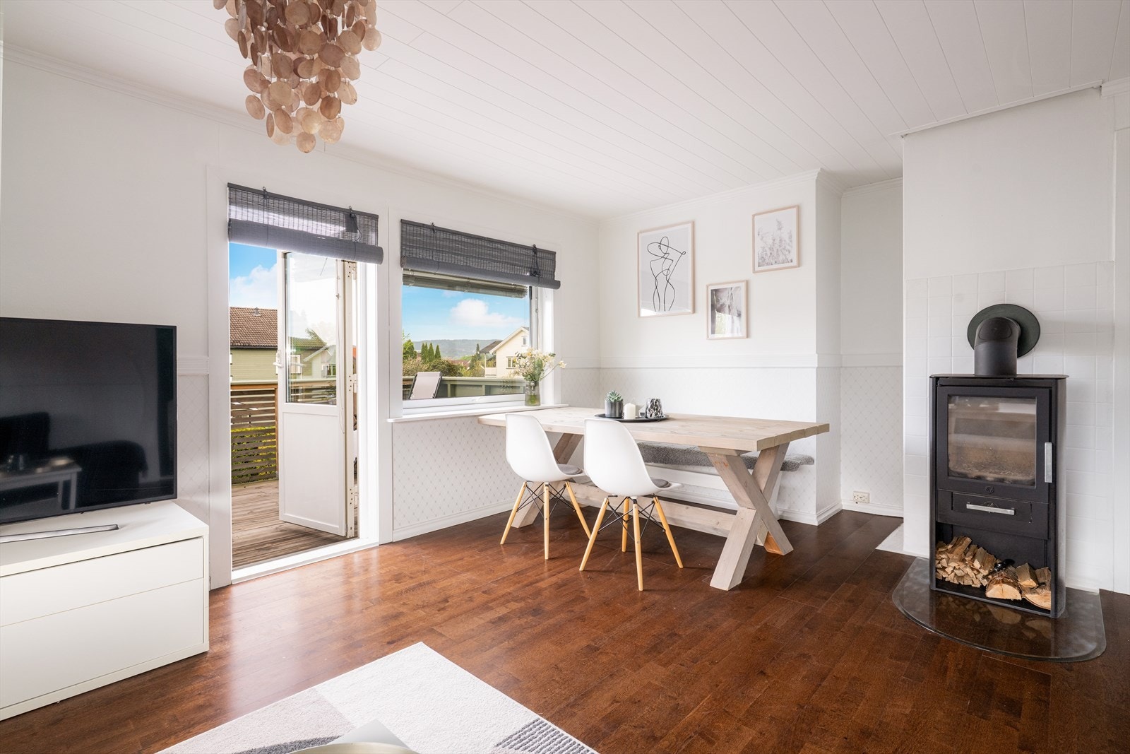 Fra stuen er det etablert utgang til en fin og romslig veranda. Galleribilde