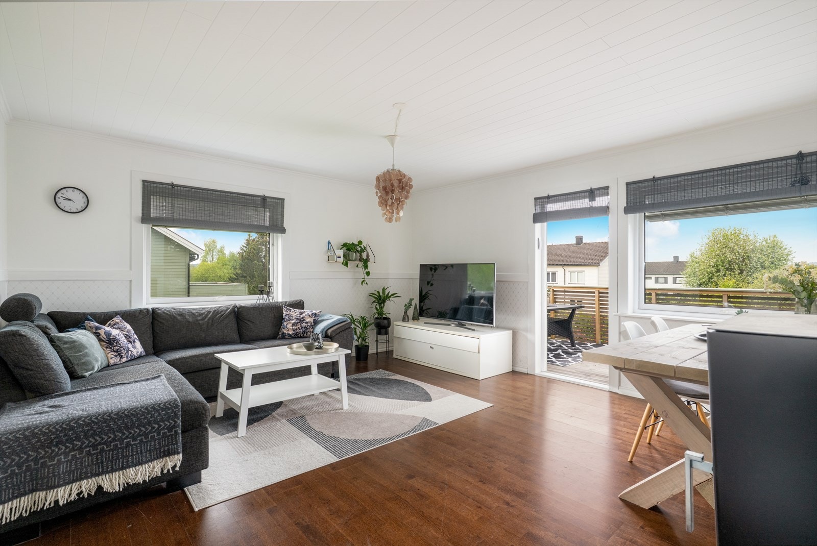 Leiligheten innehar en god planløsning, bestående av entré, stue, kjøkken og bad, samt to soverom. Romslig, veranda med fine solforhold og flott utsyn! Galleribilde