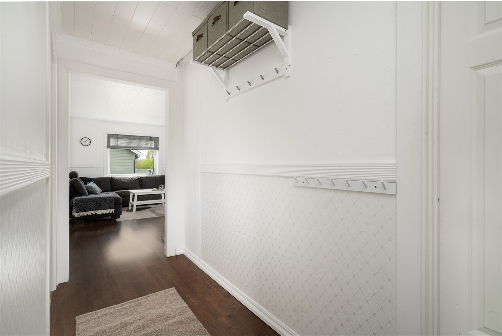 Fra felles trappegang kommer du inn i leilighetens lysmalte entré med fin plass til oppbevaringsmøblement for sko- og yttertøy. Fra entré er det videre adkomst til stue, kjøkken og bad, og ett av soverommene. Galleribilde