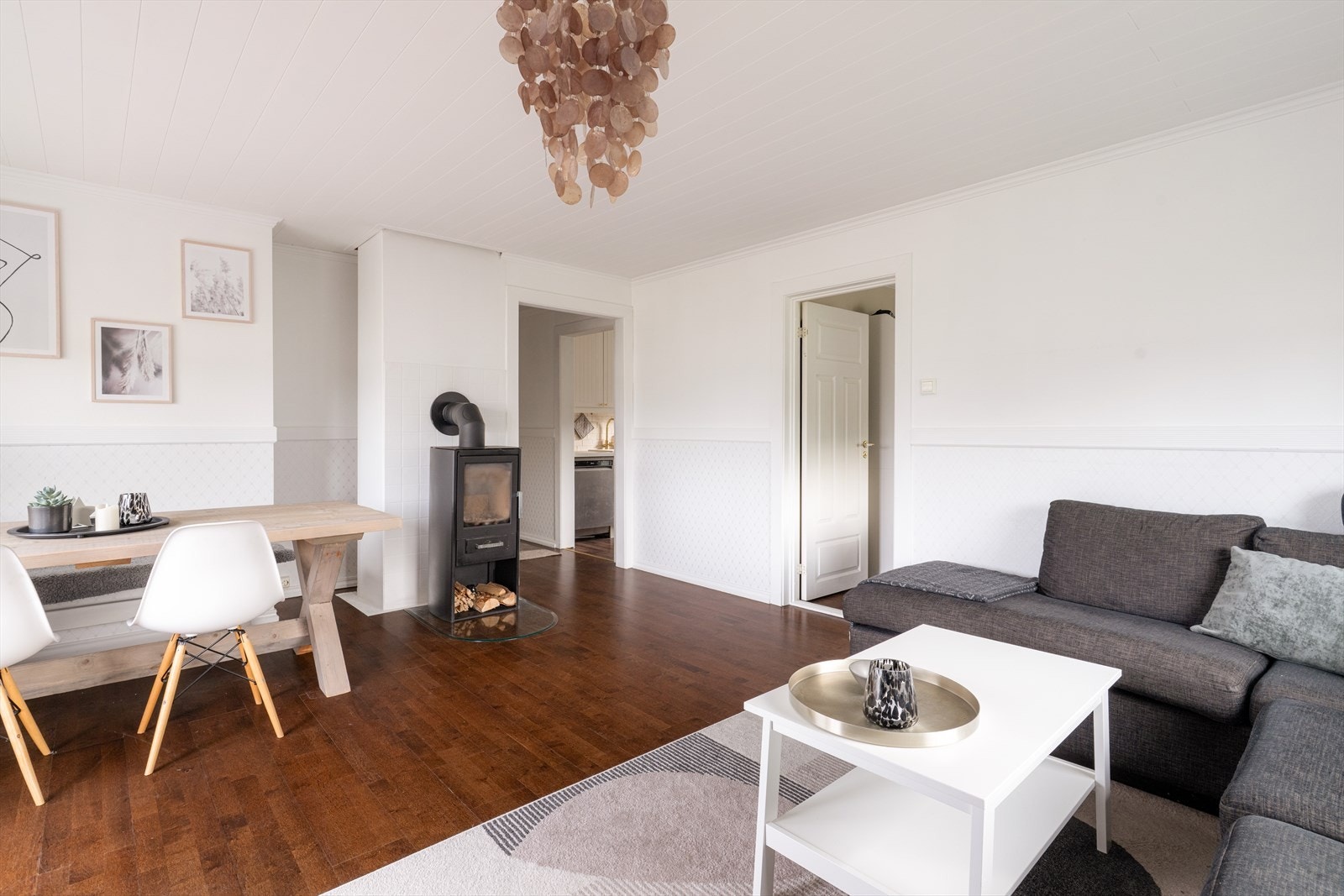 Pen stue av god størrelse, med lyse veggoverflater og flere gode vindusflater som tilfører rommet rikelig med naturlig lys. Stuen har god plass til sofagruppe, samt plass til en spisestue om ønskelig. Galleribilde