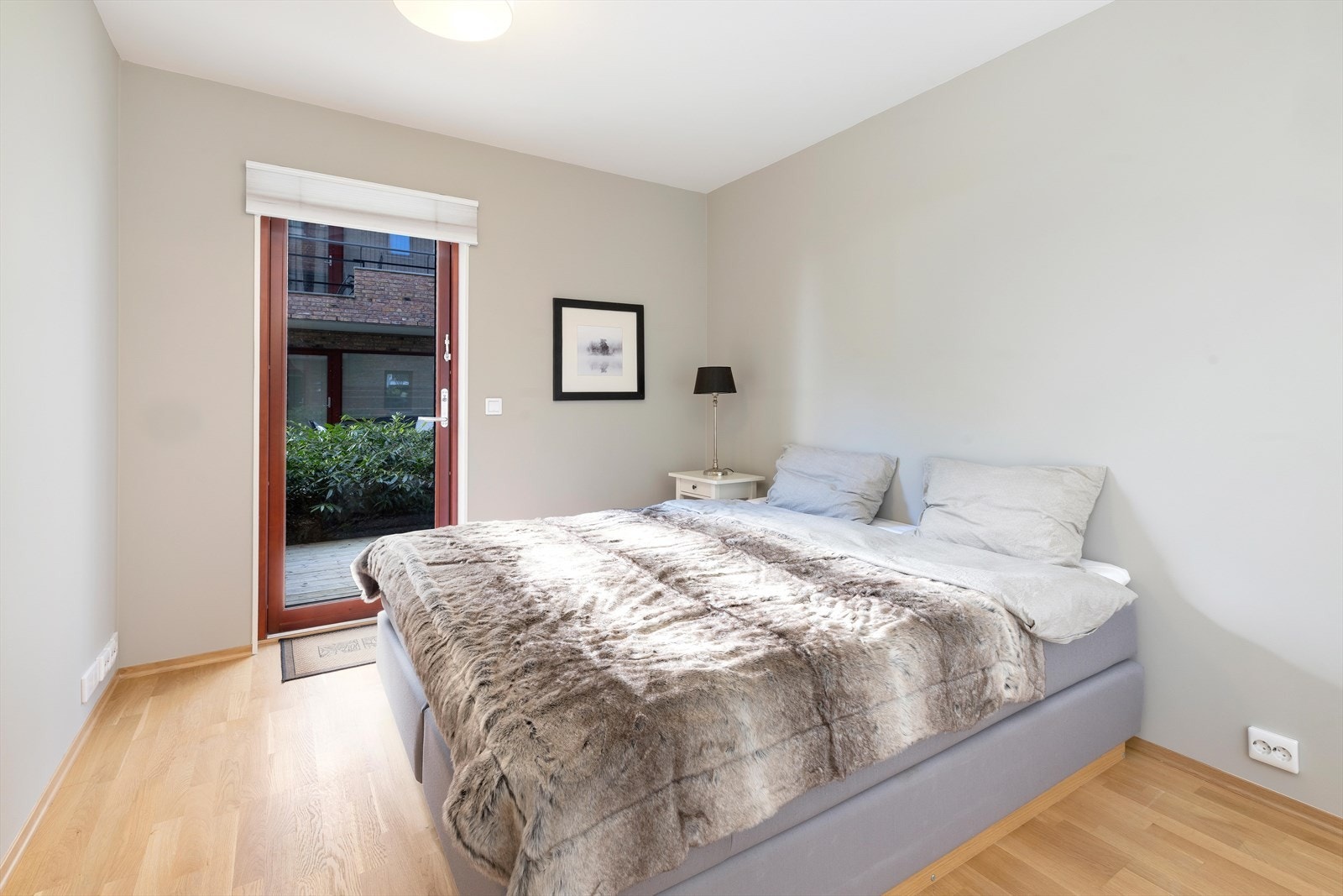 Romslig hovedsoverom med utgang til egen platting Galleribilde