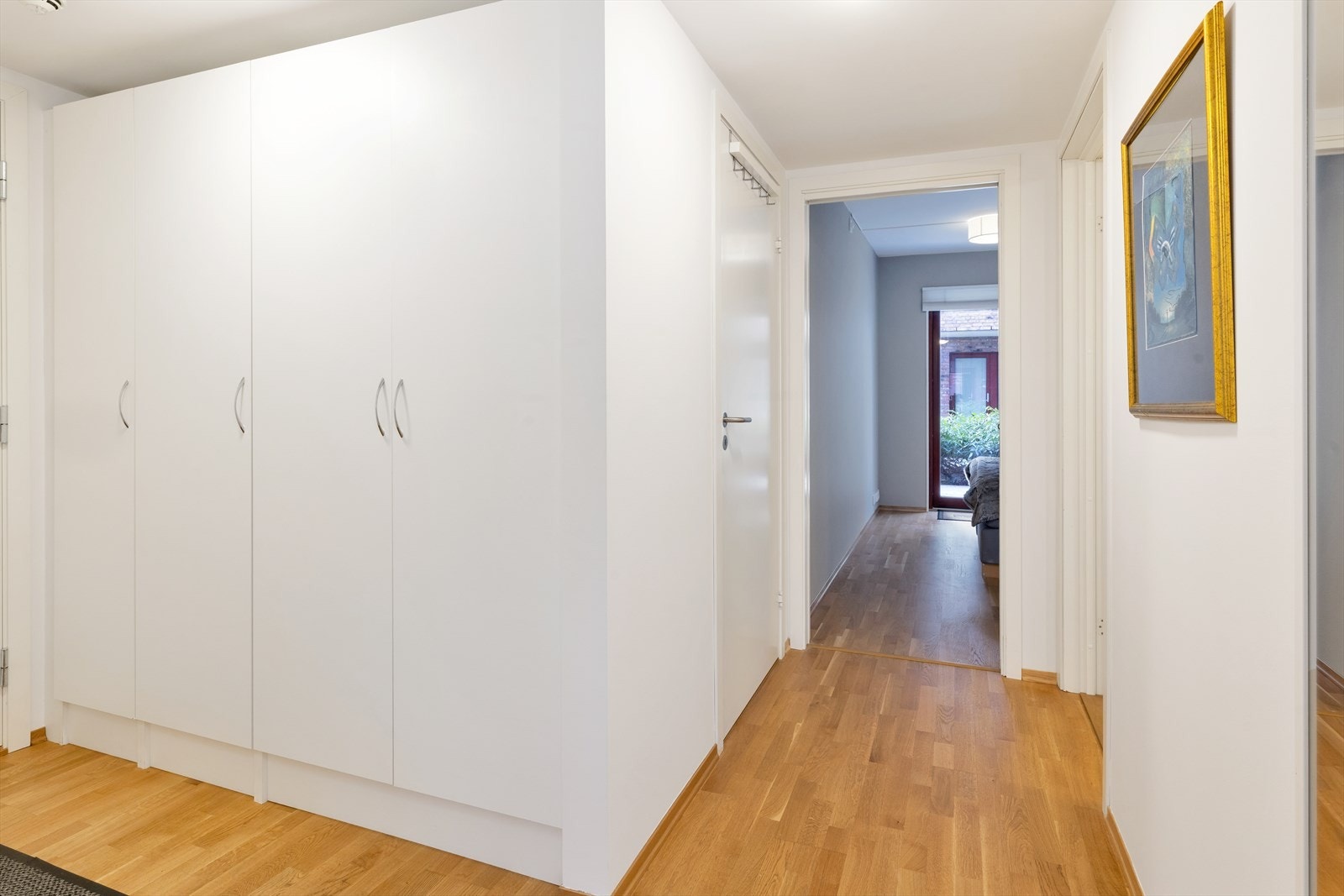 Godt med garderobeskap i gangen Galleribilde