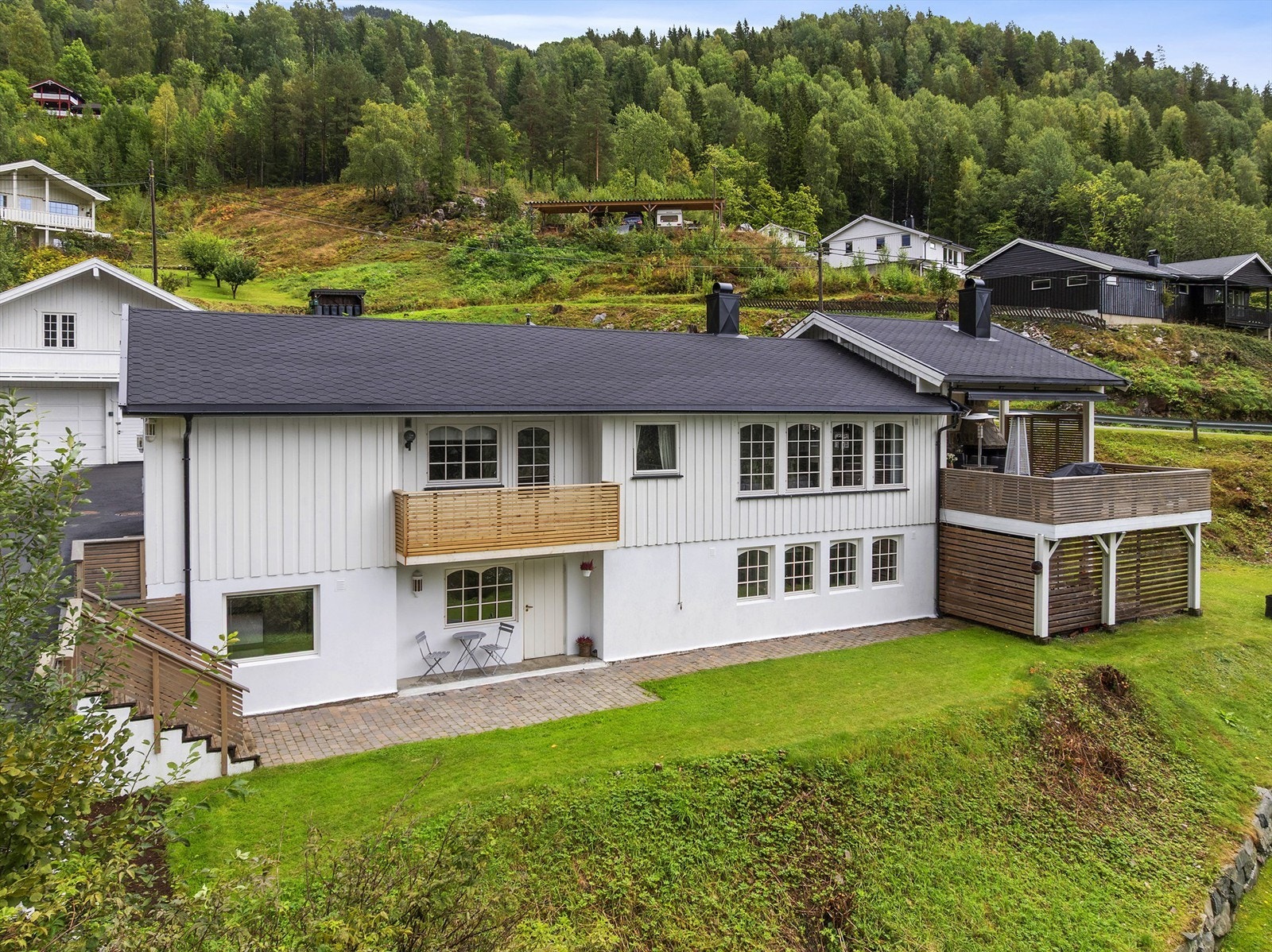 Flott eiendom som er perfekt for storfamilien eller utleie, med sine 3 godkjente boenheter! Galleribilde