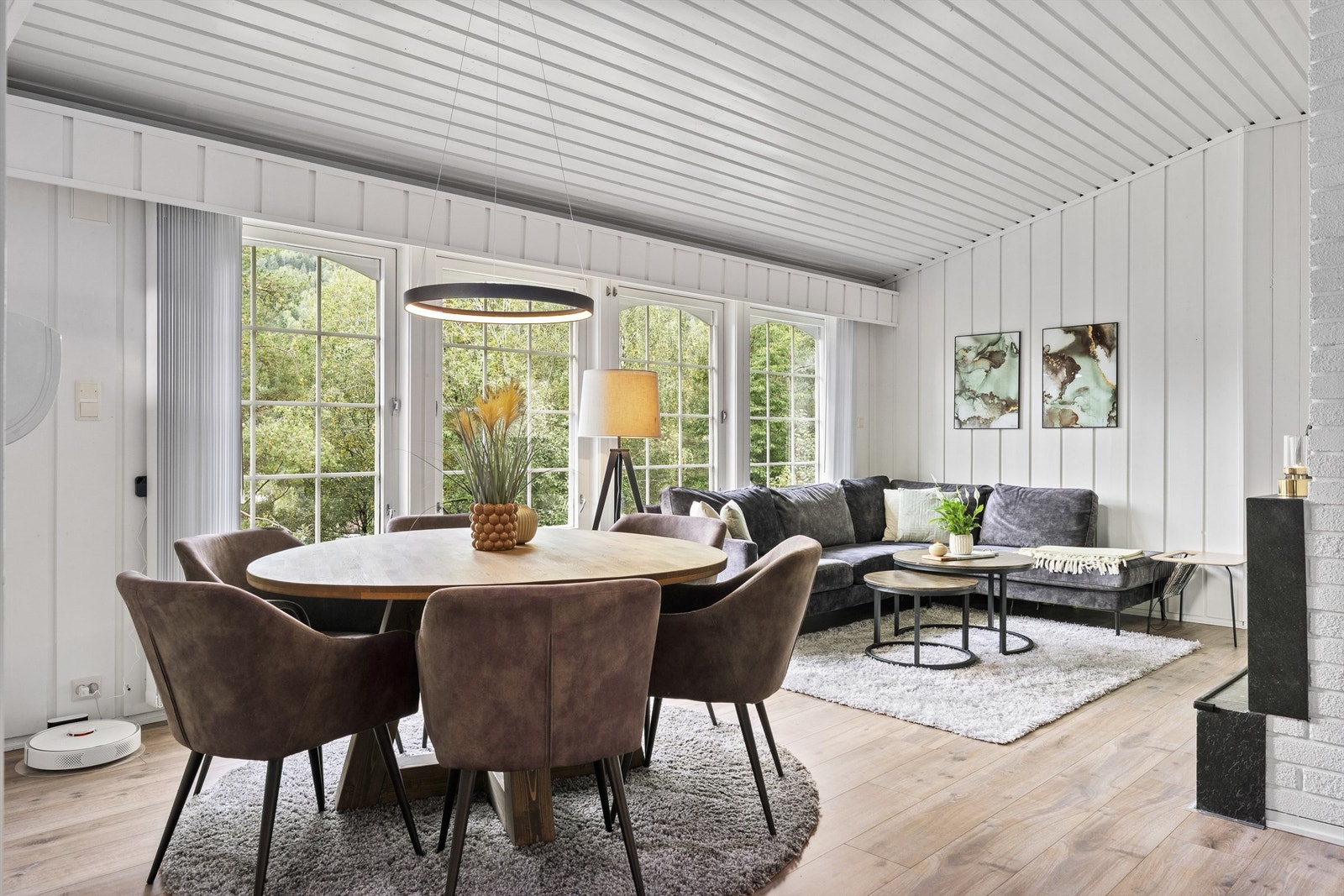 Romslig stue. Galleribilde