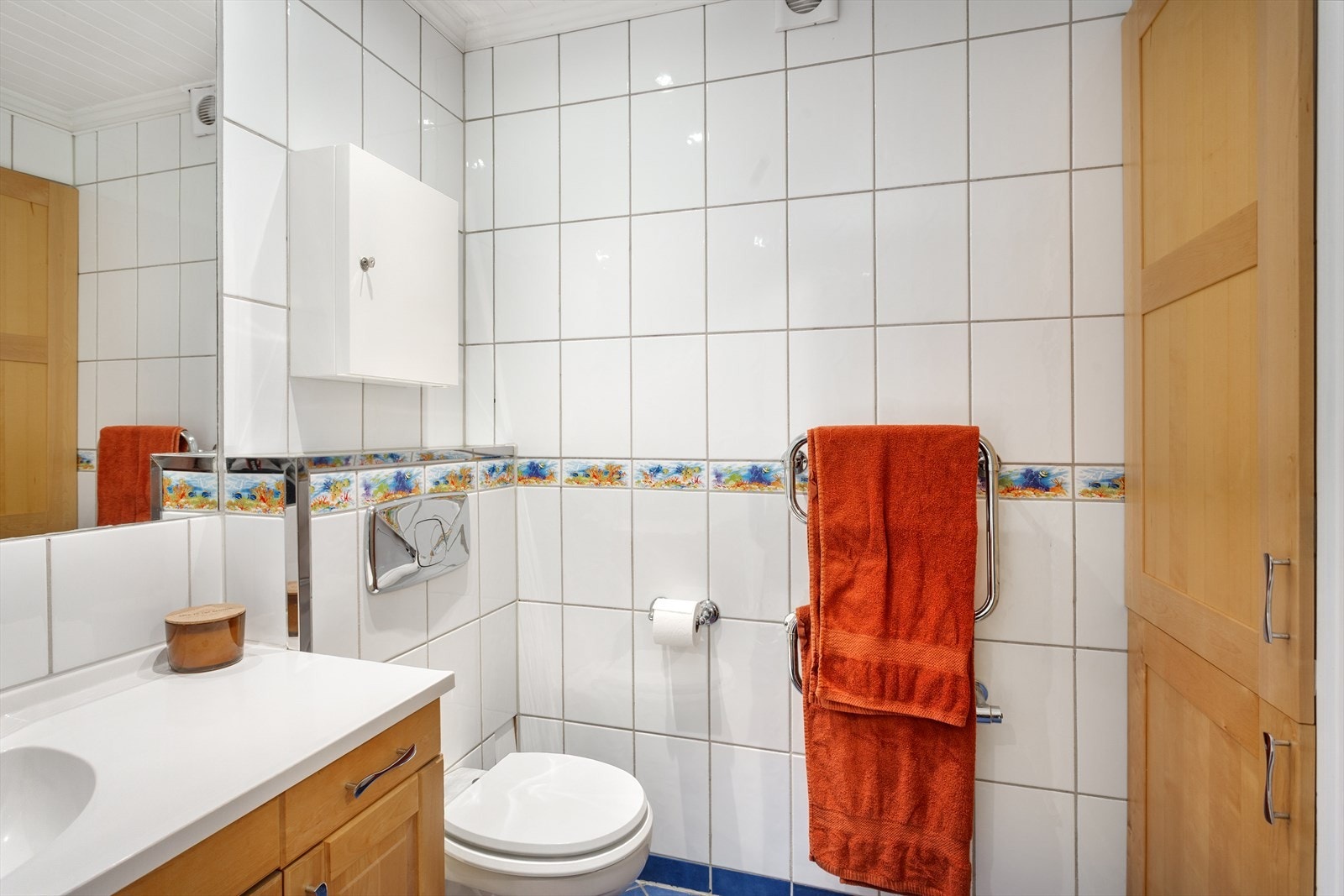 ...... vegghengt toalett og høyskap med hyller for oppbevaring. Varme i gulv Galleribilde