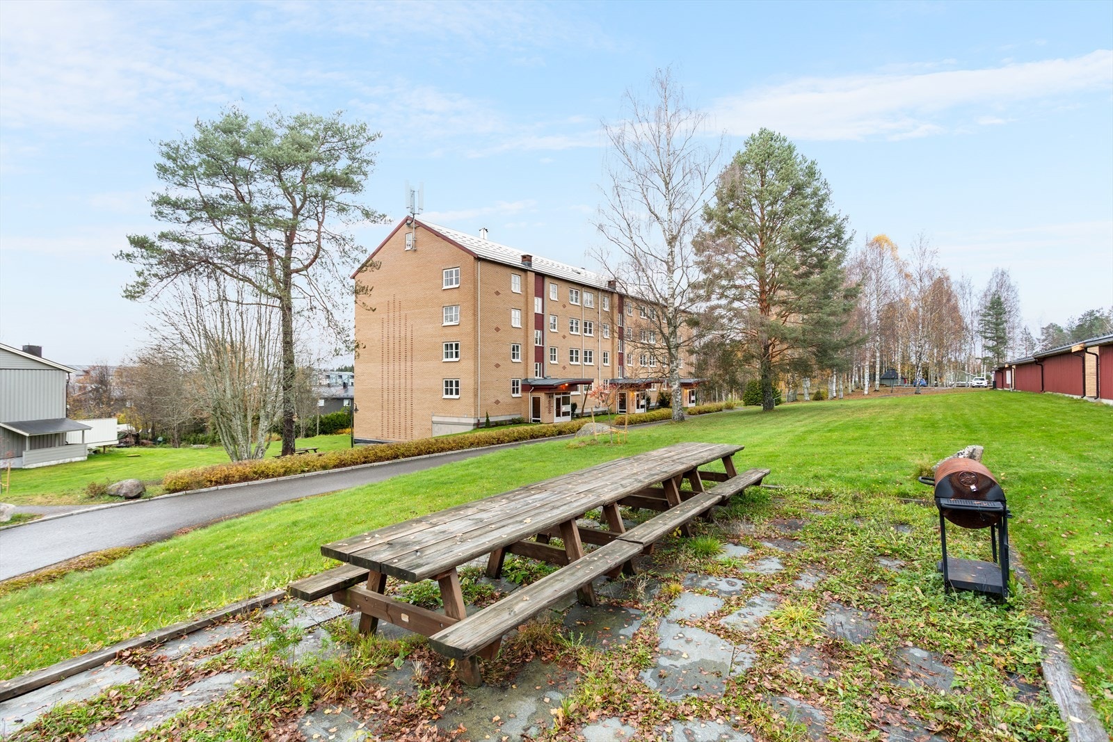 En av flere sittegrupper og grillplasser Galleribilde