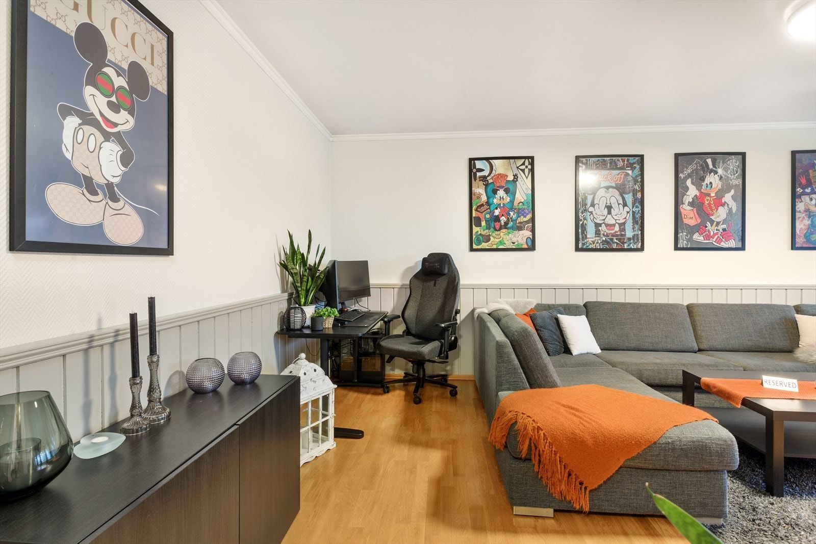 Plass til en stor hjørnesofa i tillegg til en arbeidsplass og/eller annet du måtte ønske Galleribilde