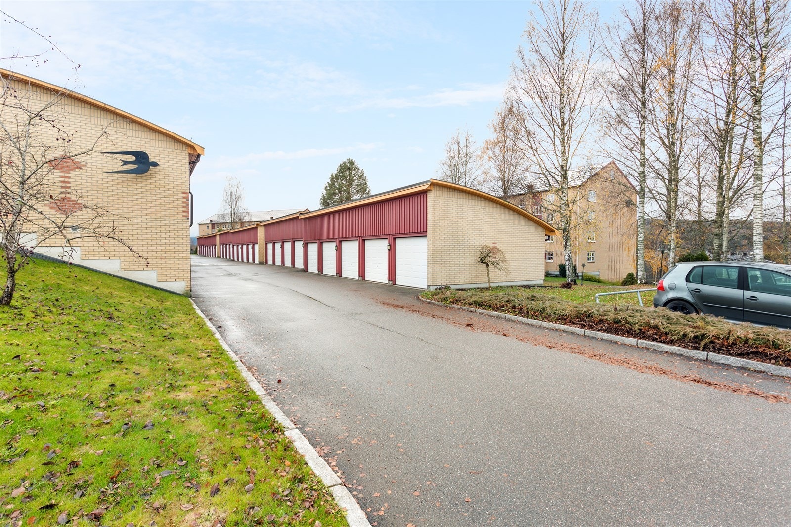 Felles garasjeanlegg. Elektrisk portåpner, støpt gulv, tette vegger og tak mot naboens plass. Ikke lader til el-bil. Galleribilde