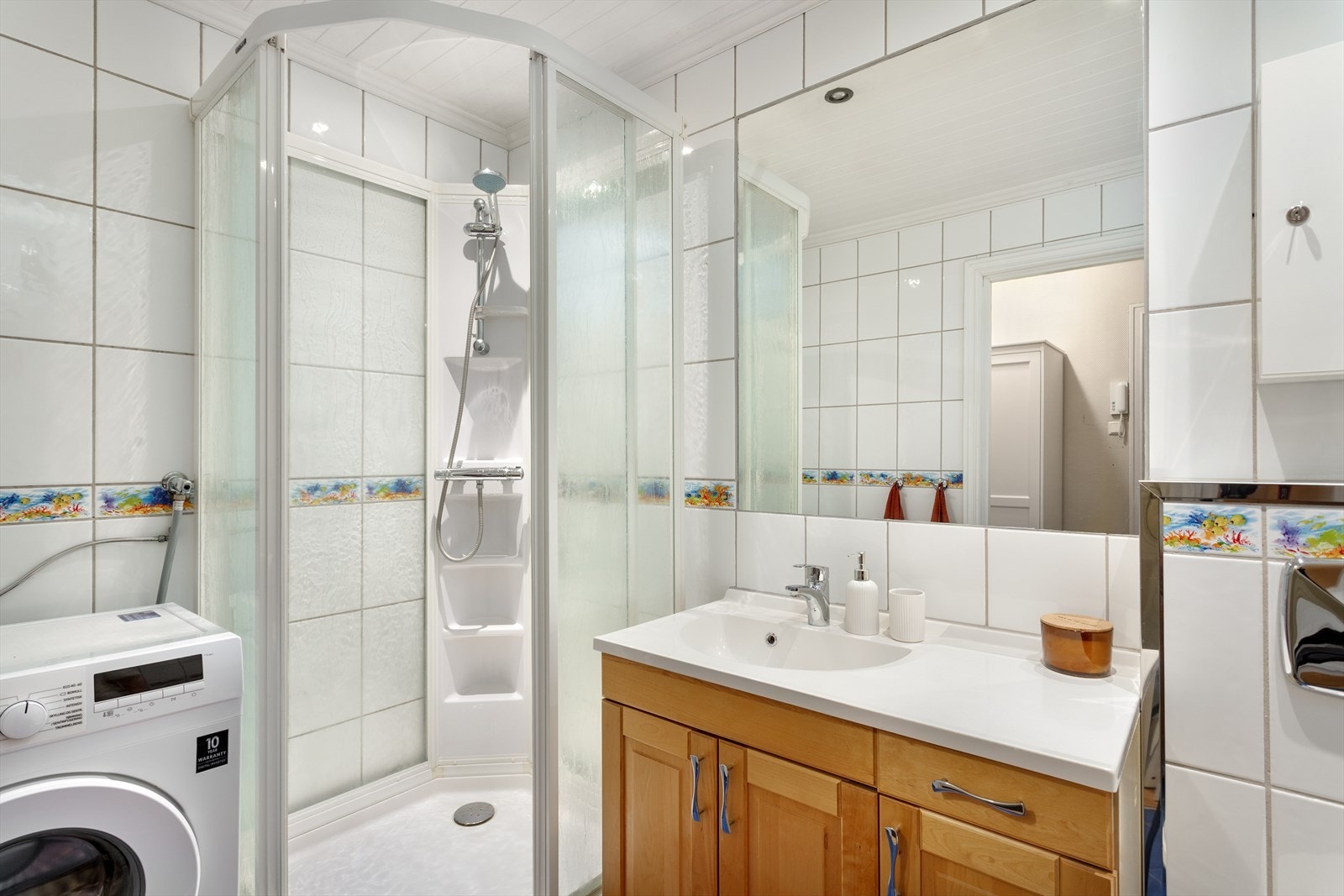 Bad med dusjkabinett og opplegg til vaskemaskin, servant nedfelt i skap ........ Galleribilde