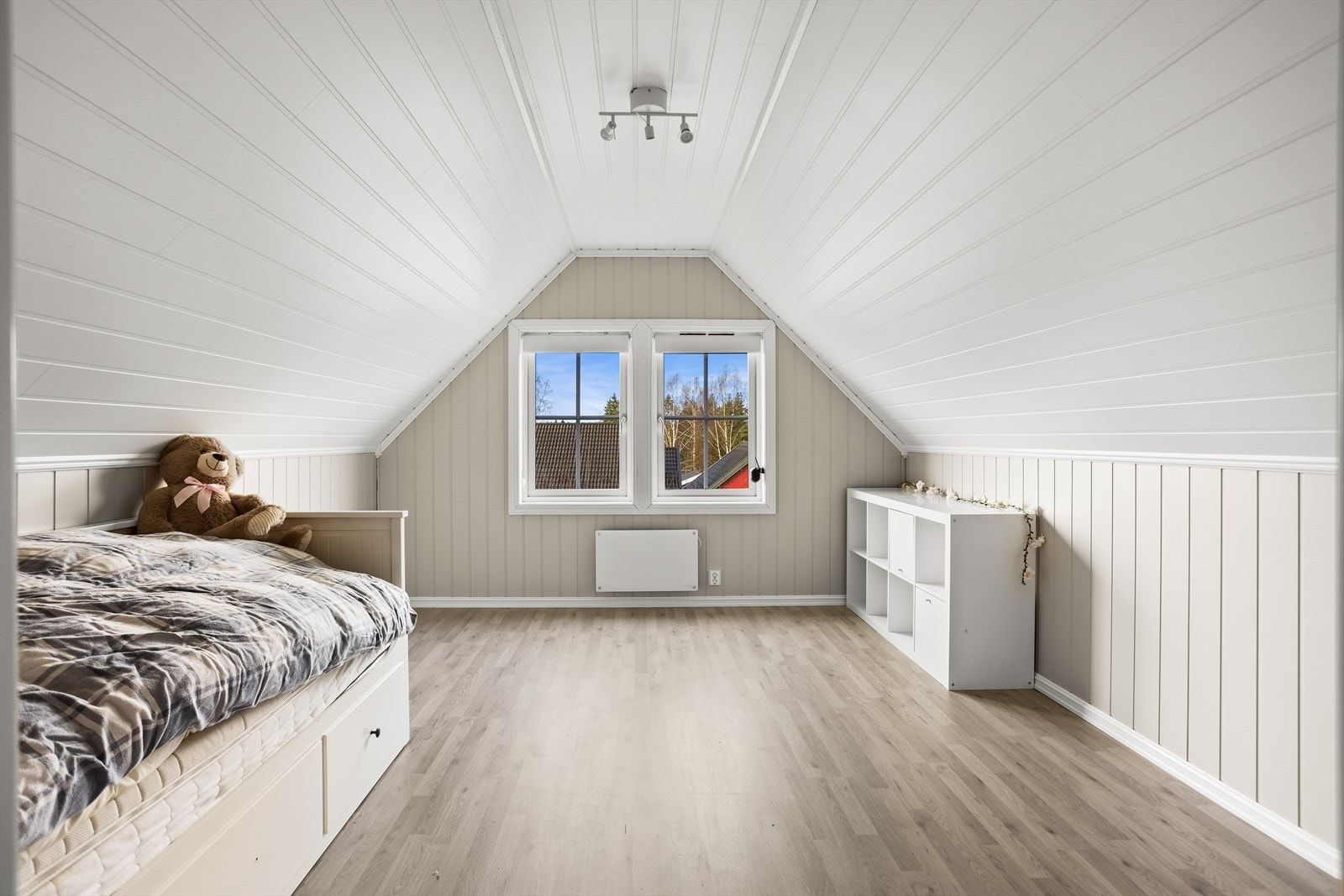 Et av de tre soverommene i andre etasje. Skråtak og panel på veggene gir en lun atmosfære. Galleribilde