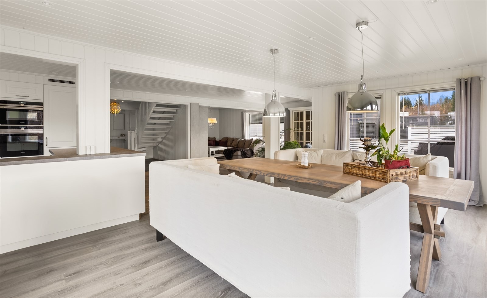 Fra spisestuen er det åpen siktlinje mot entreen og trappen til andre etasje. Galleribilde