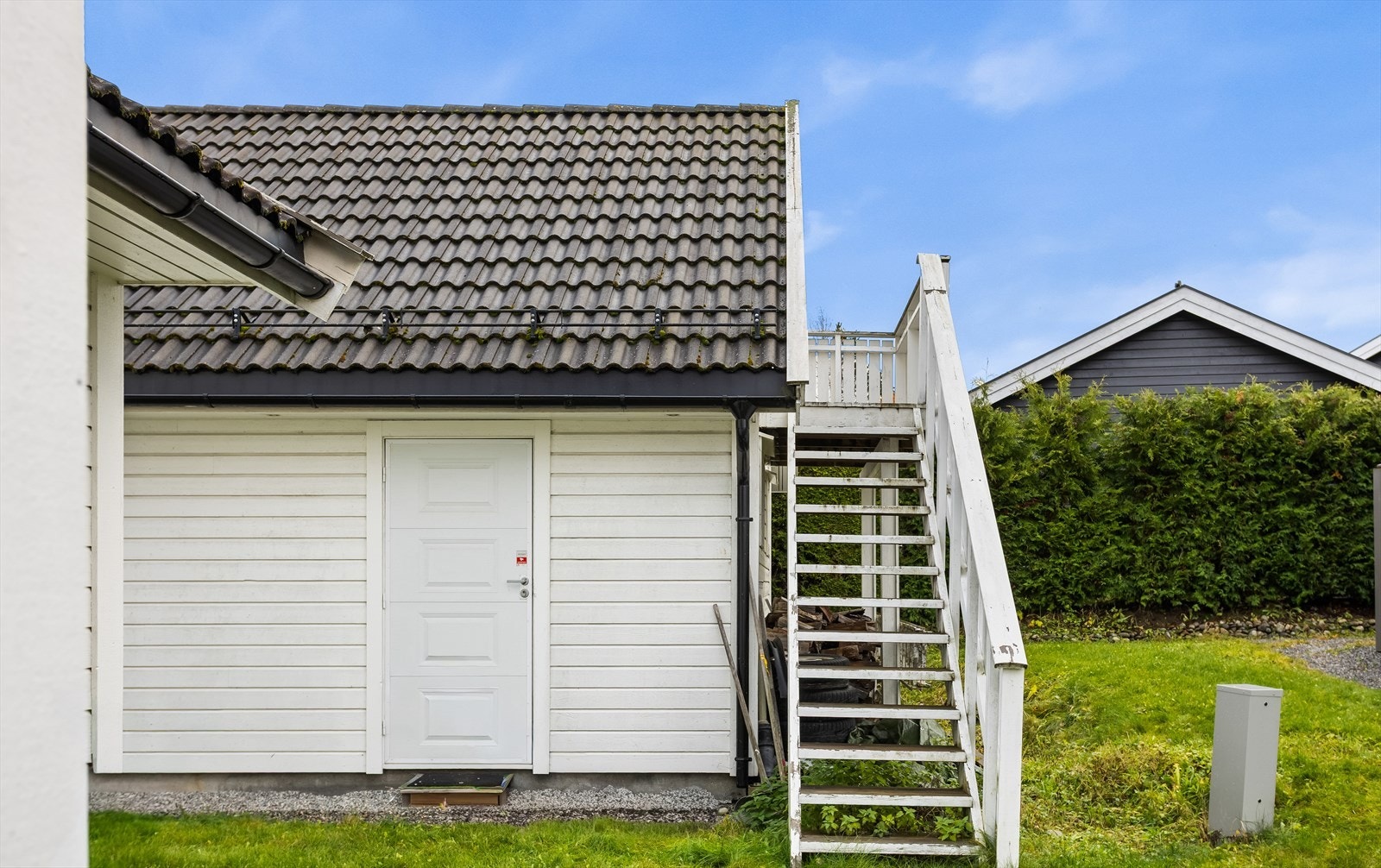 Garasjen har et innredet loft på 27 m² med adkomst via utvendig trapp. Galleribilde