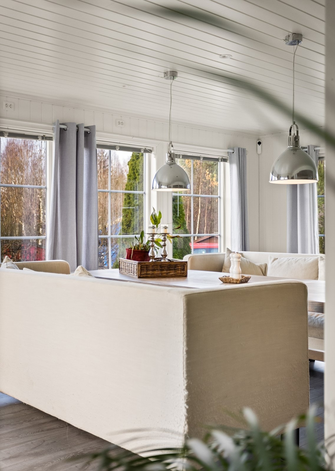 Spisestuen er en sentral del av første etasje og binder de sosiale sonene sammen. Galleribilde