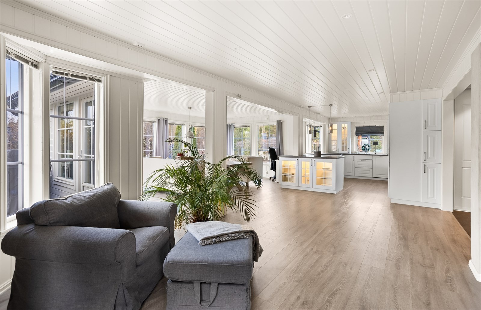 Den åpne løsningen mellom stue, spisestue og kjøkken skaper en sosial og sammenhengende sone. Galleribilde