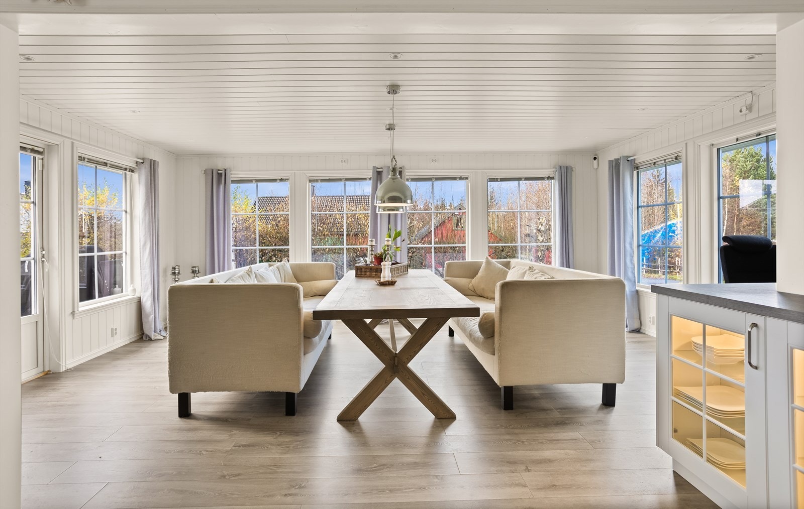 Spisestuen har plass til et stort spisebord og nyter godt av lysinnslipp fra flere vinduer. Galleribilde