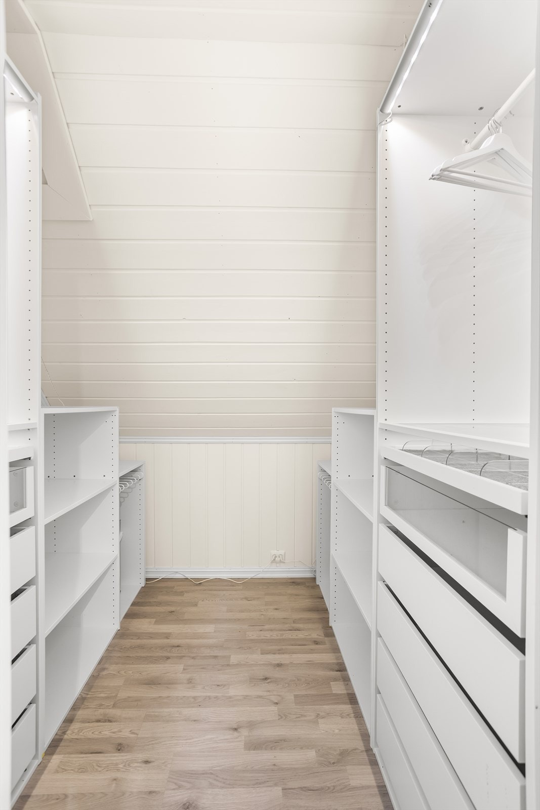 En praktisk bod i andre etasje gir gode muligheter for oppbevaring. Galleribilde