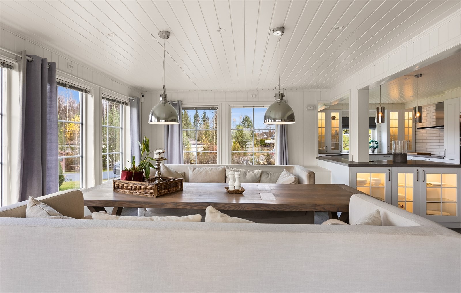 En praktisk barløsning skaper en naturlig overgang mellom kjøkken og spisestue. Galleribilde