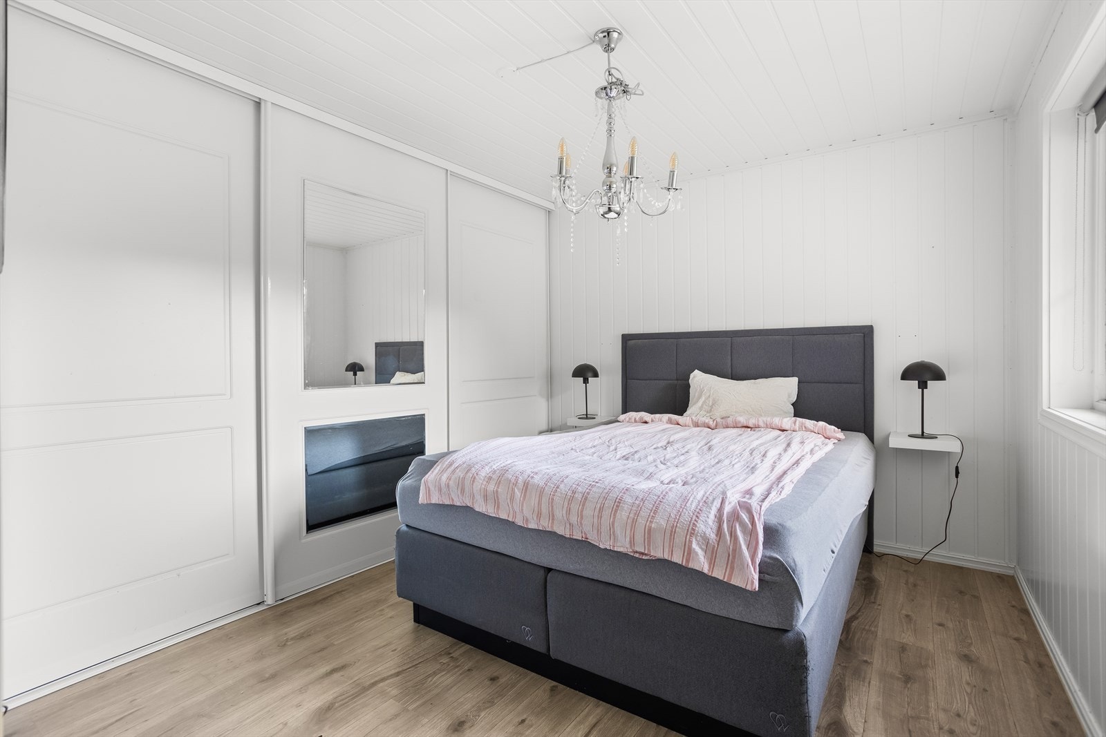 Første etasje inneholder et praktisk soverom med plass til garderobeløsning. Galleribilde