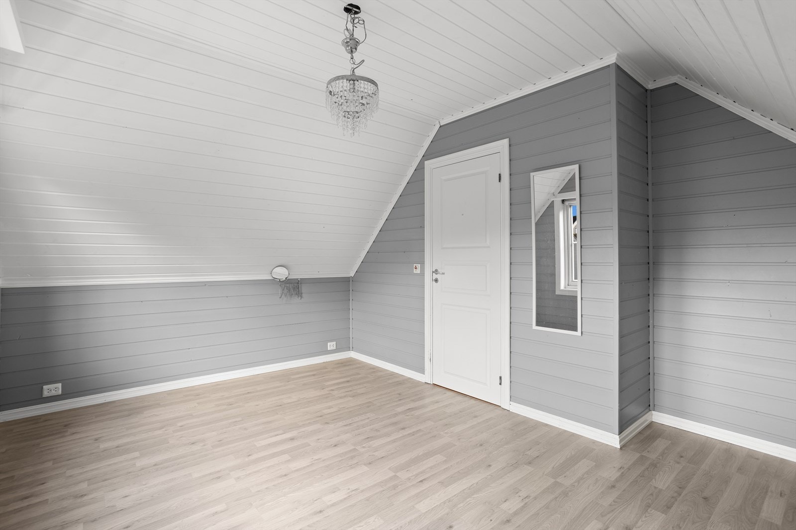 Moderne fargevalg på gulv og vegger på det siste soverommet. Galleribilde