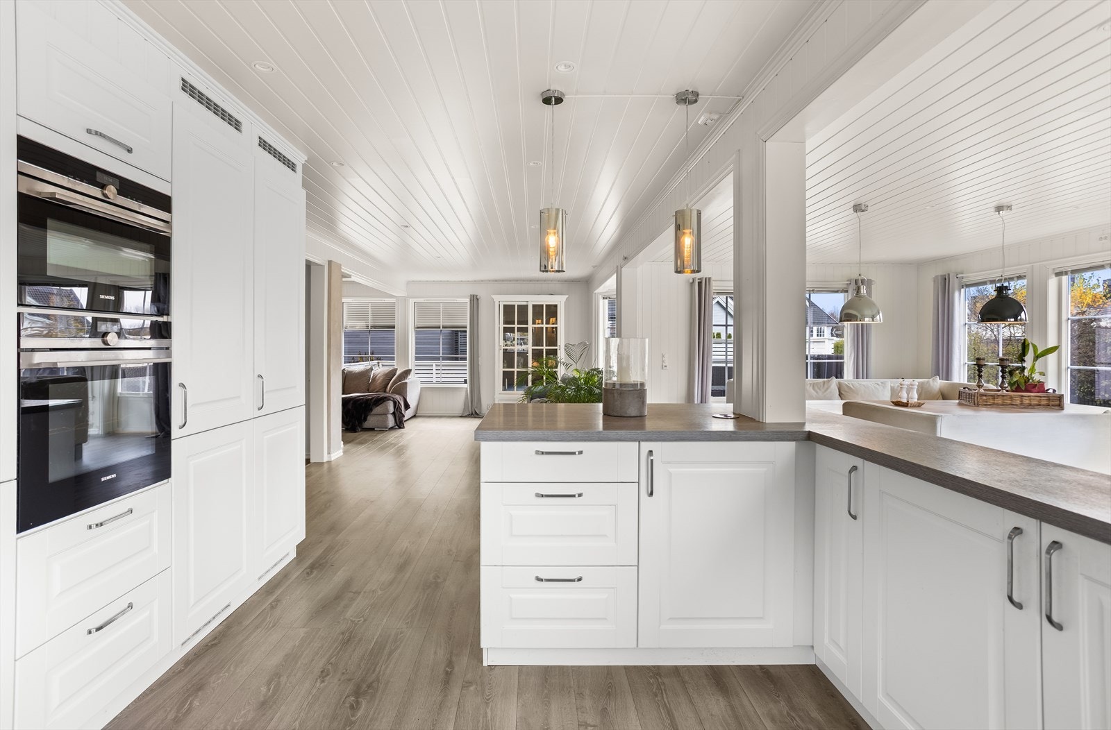 Høyskap gir god lagringsplass for tørrvarer og kjøkkenutstyr. Galleribilde