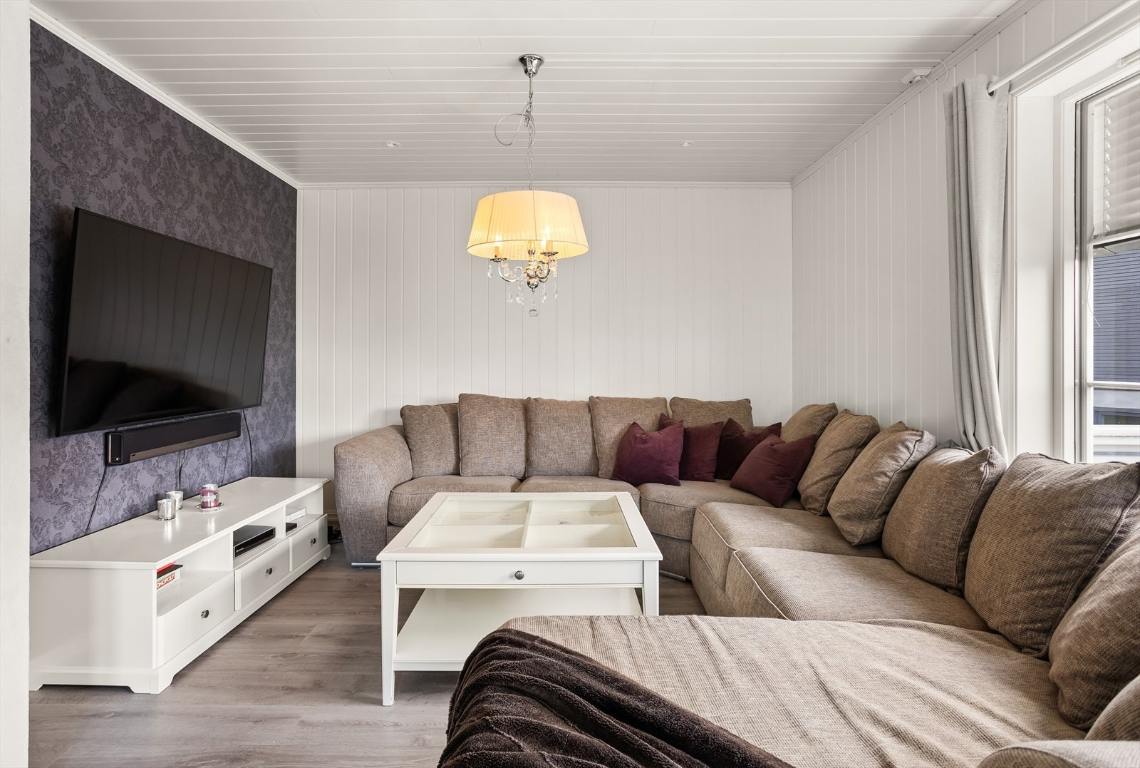 Rommet gir fleksibilitet for møblering av adskilte soner, som for eksempel en egen TV-krok. Galleribilde