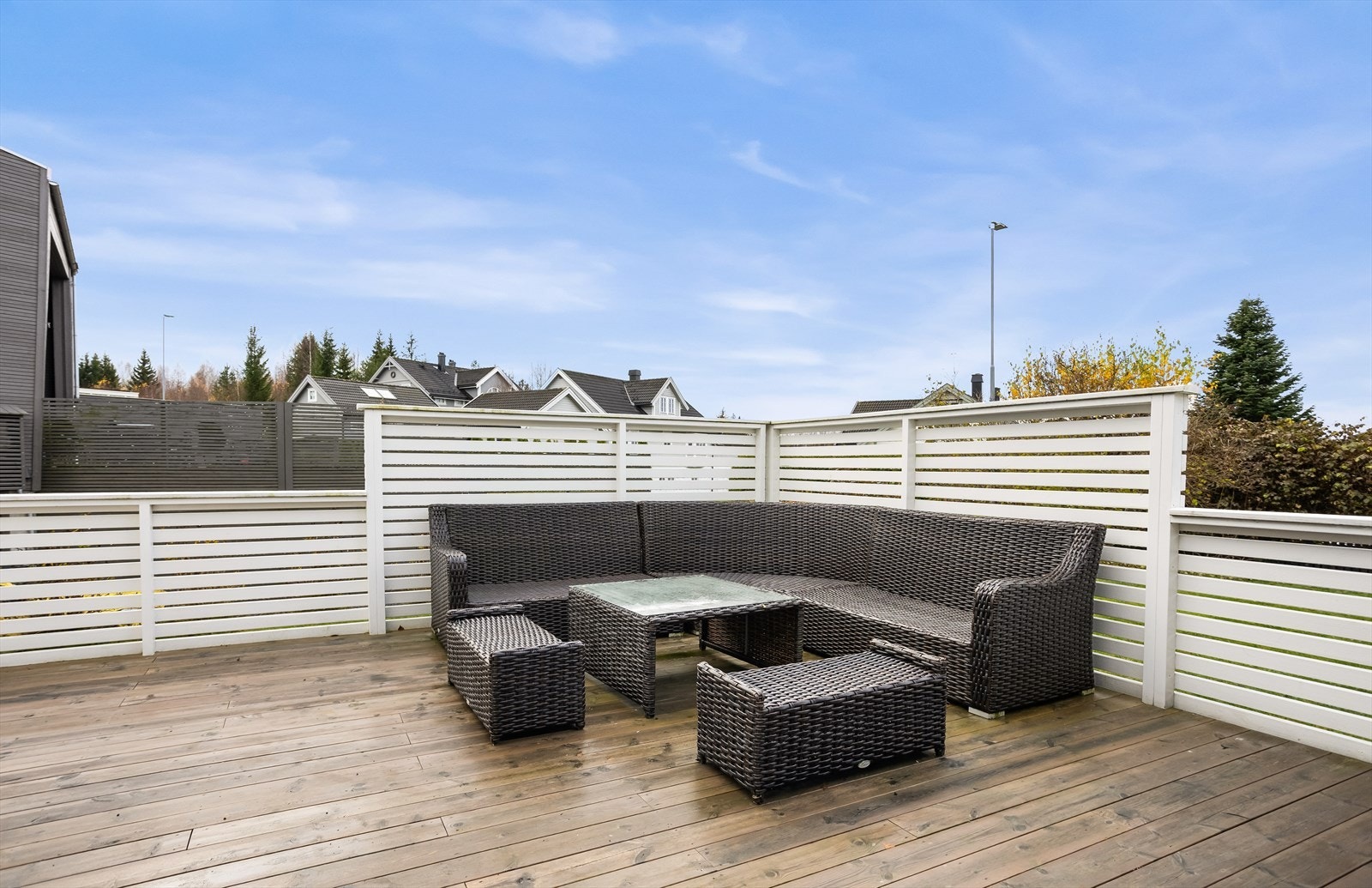 Uteplassen er delvis skjermet, noe som gir en privat atmosfære. Galleribilde