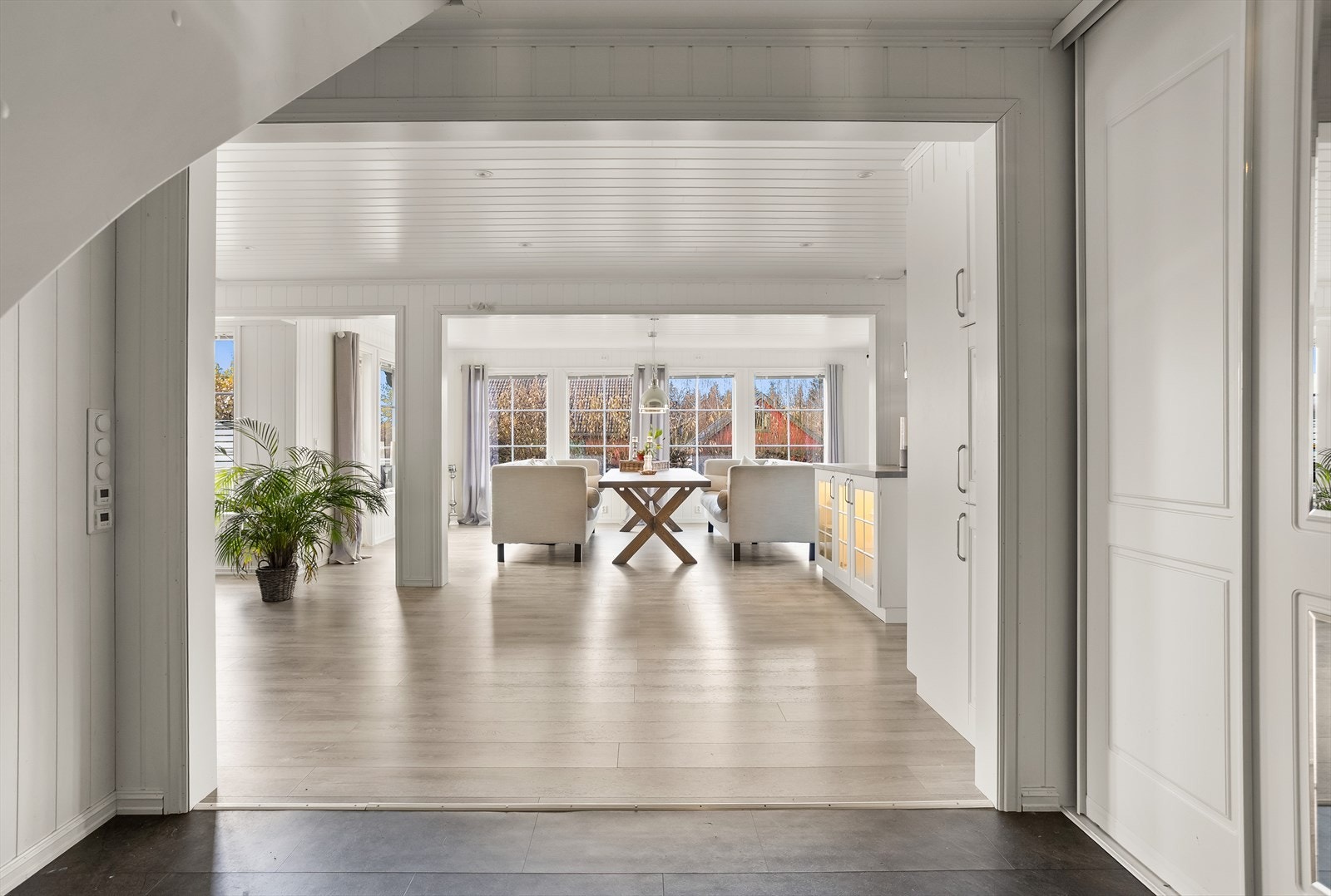 Fra en romslig entré med flislagt gulv åpner boligen seg opp mot de sosiale sonene. Galleribilde