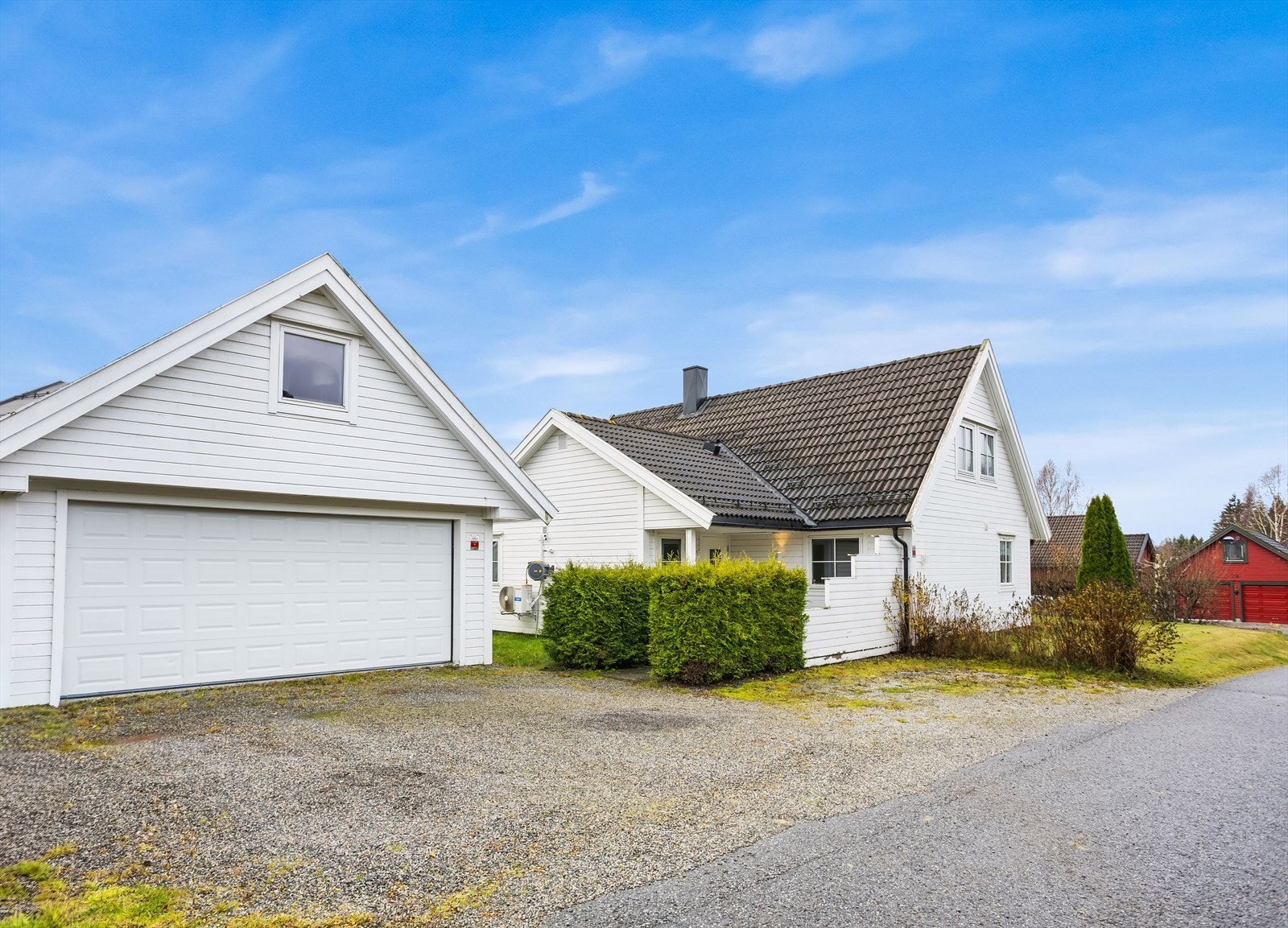 Til eiendommen hører en isolert dobbelgarasje på 44 m² med elektriske garasjeporter. Galleribilde