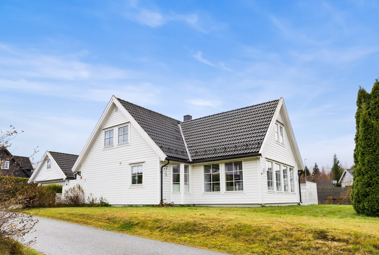 Eneboligen ligger i et etablert og trafikkstille boligområde i Liene på Dal i Eidsvoll. Galleribilde