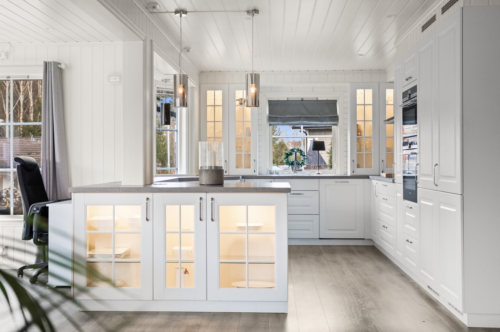 Kjøkkenet fra 2016 har en sosial og funksjonell utforming med rikelig skapplass. Galleribilde