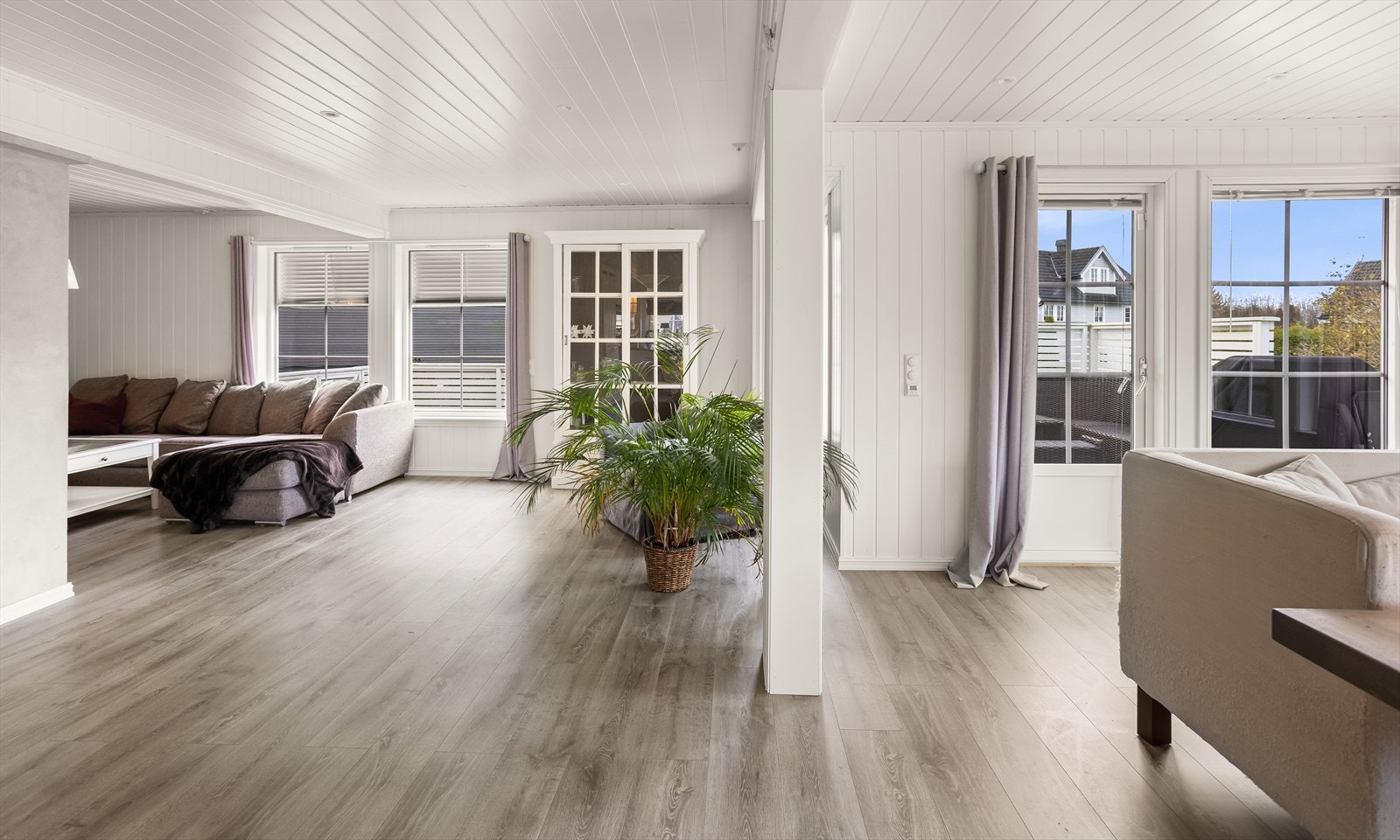 Fra stuen er det direkte utgang til den store, sørvestvendte terrassen. Galleribilde