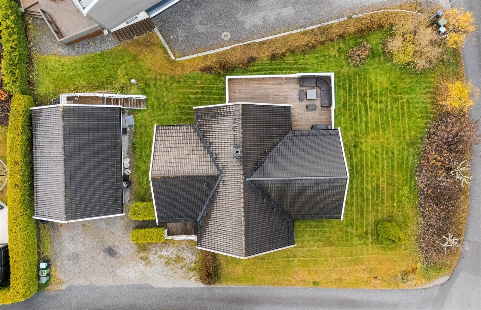 Eiendommen har en oversiktlig og velutnyttet tomt med hage og gårdsplass. Galleribilde