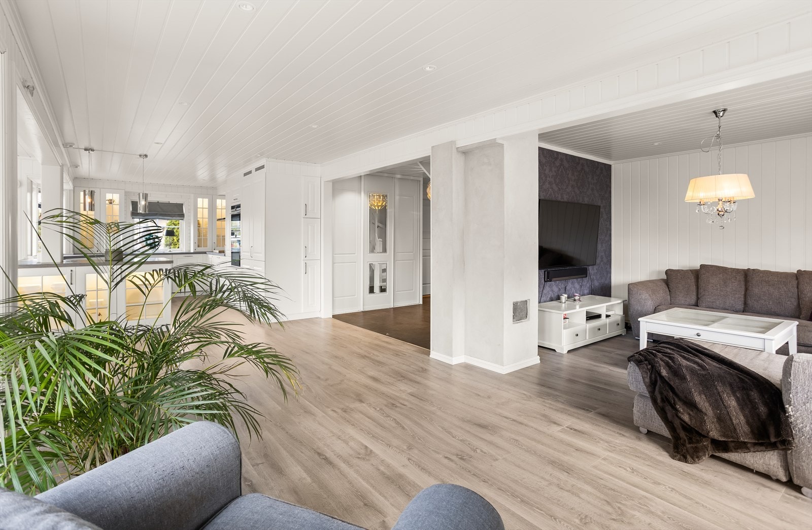 Det er gulvvarme i stuen, som gir en jevn og behagelig temperatur. Det er også pipeløp som gir muligheter for peis. Galleribilde