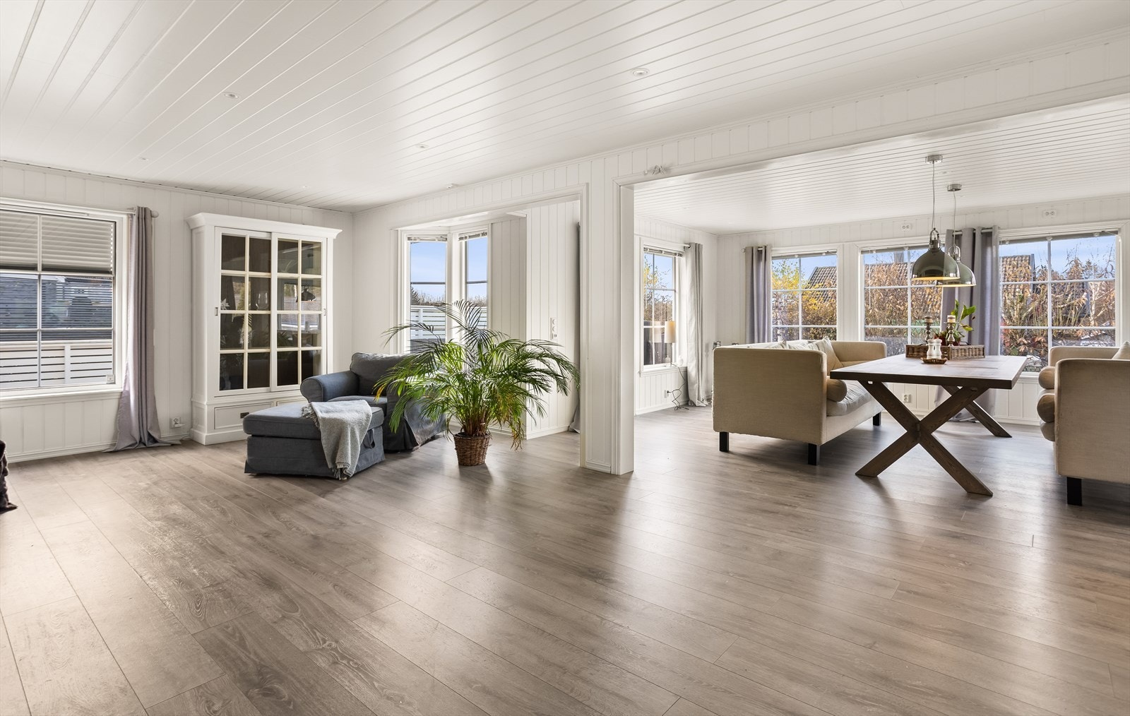 Stuen er et lyst og romslig oppholdsrom med god plass til flere sittegrupper. Galleribilde