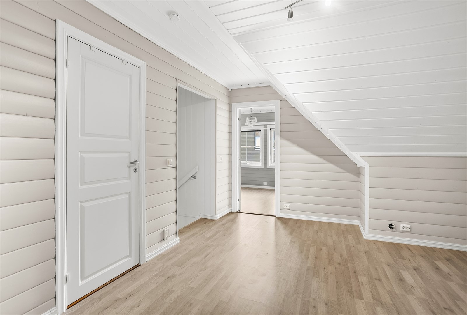 I andre etasje finner du en loftstue som gir adkomst til tre soverom, bod og bad. Galleribilde