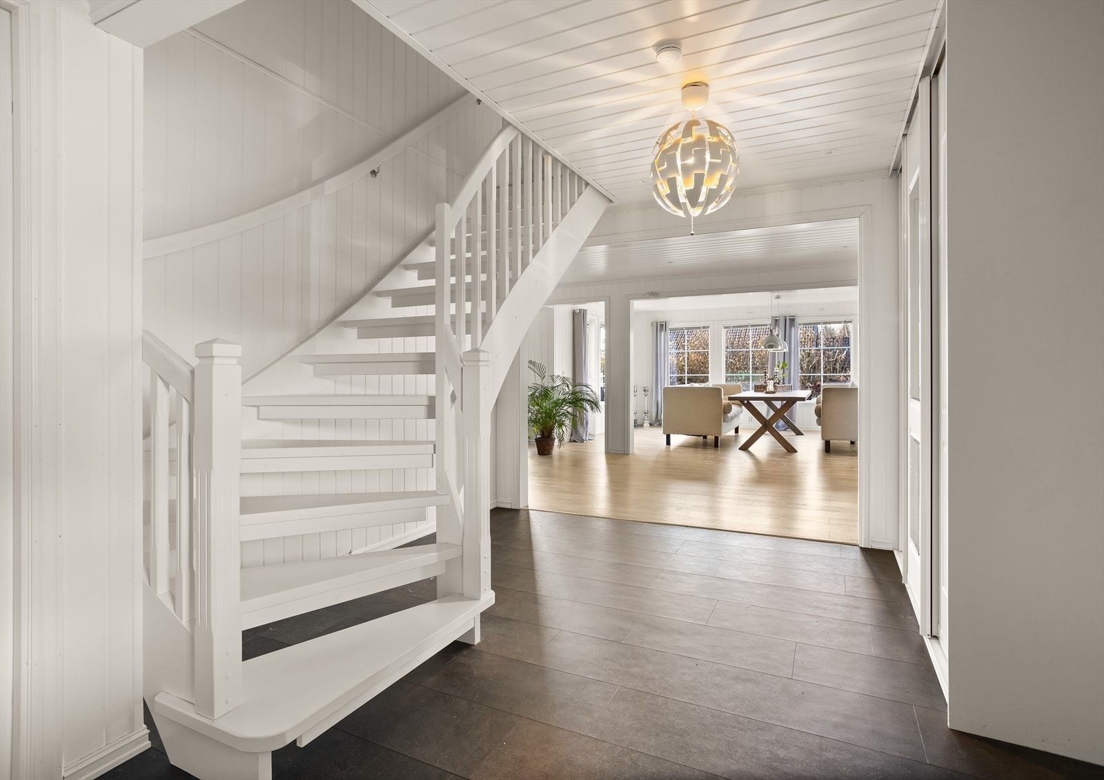 Den hvitmalte trappen i gangen leder opp til andre etasje. Det er varme i gulvet. Galleribilde