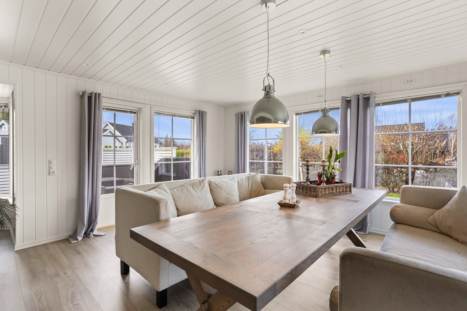 De store vindusflatene i første etasje gir rikelig med naturlig lys og en god romfølelse. Galleribilde