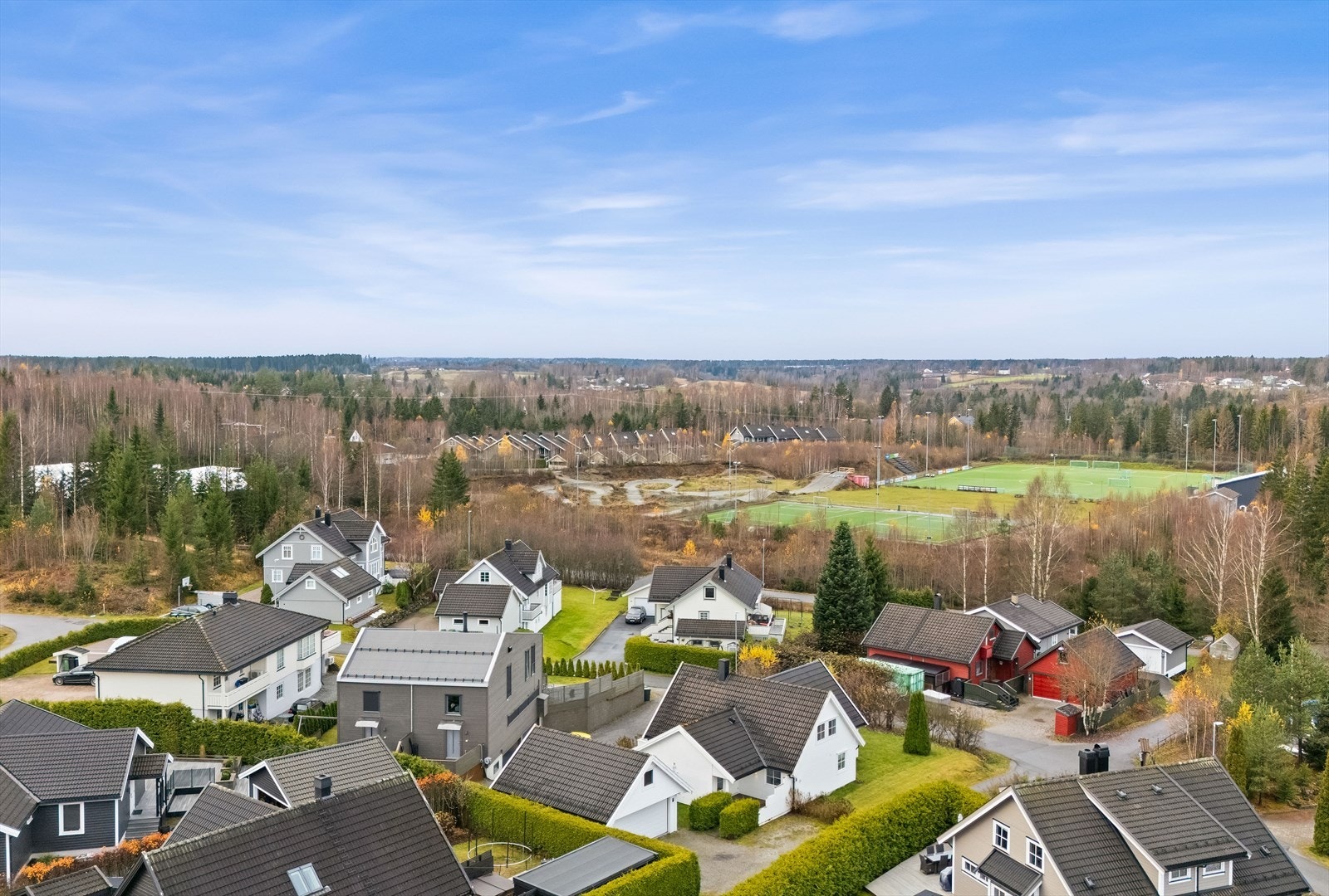 I nærområdet finnes idrettsanlegg, og Dal stasjon ligger i gangavstand fra eiendommen. Galleribilde