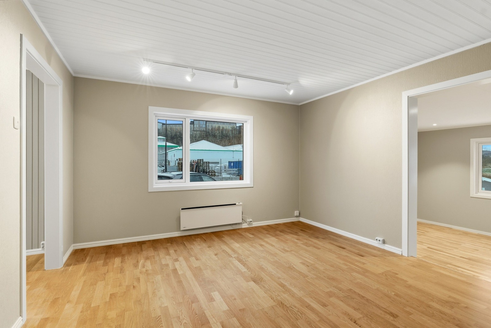 Boligen har en lys stue med god plass til ulike møbleringssoner. Galleribilde