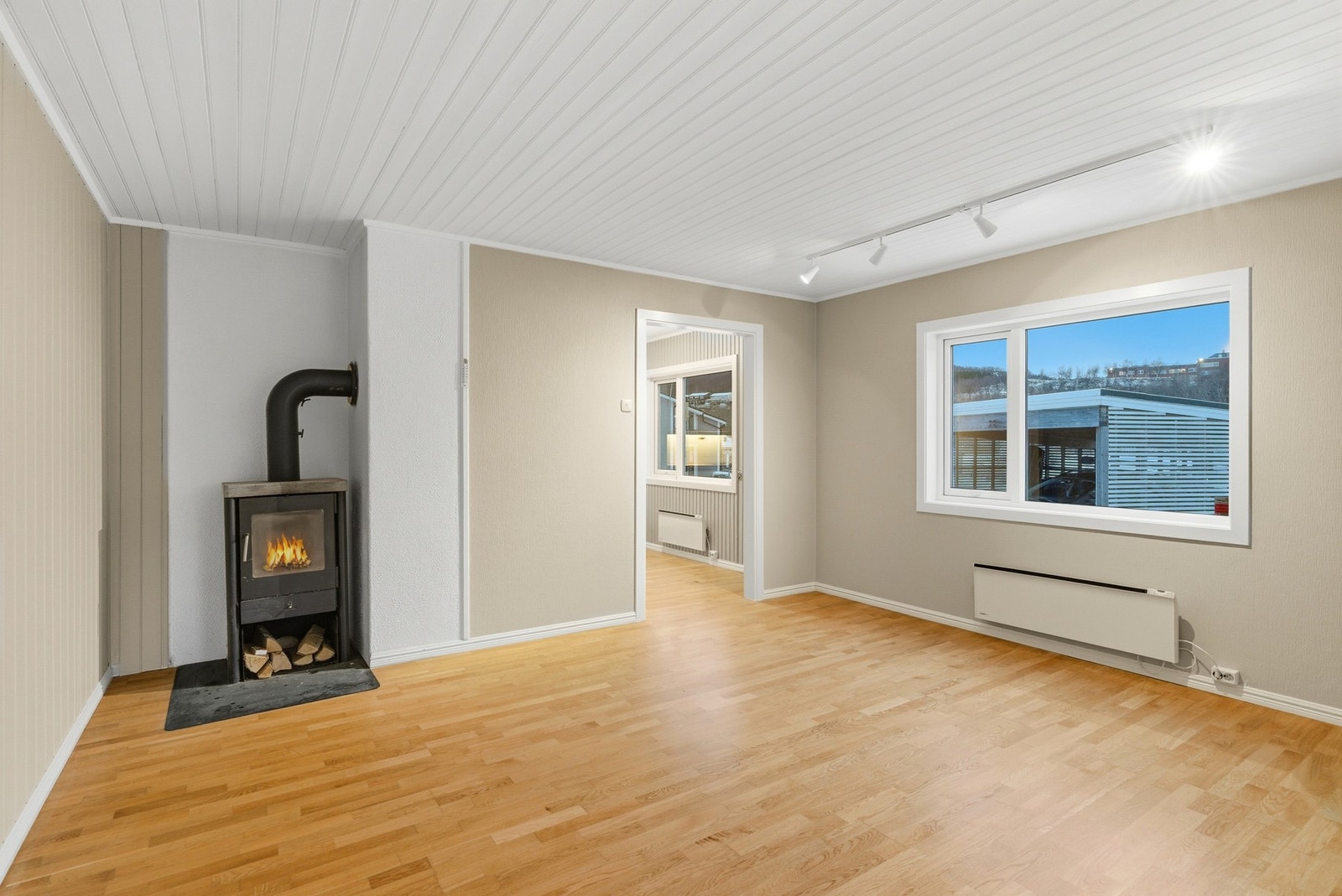 Det er montert en vedovn for hyggelig oppvarming på kjølige dager. Galleribilde