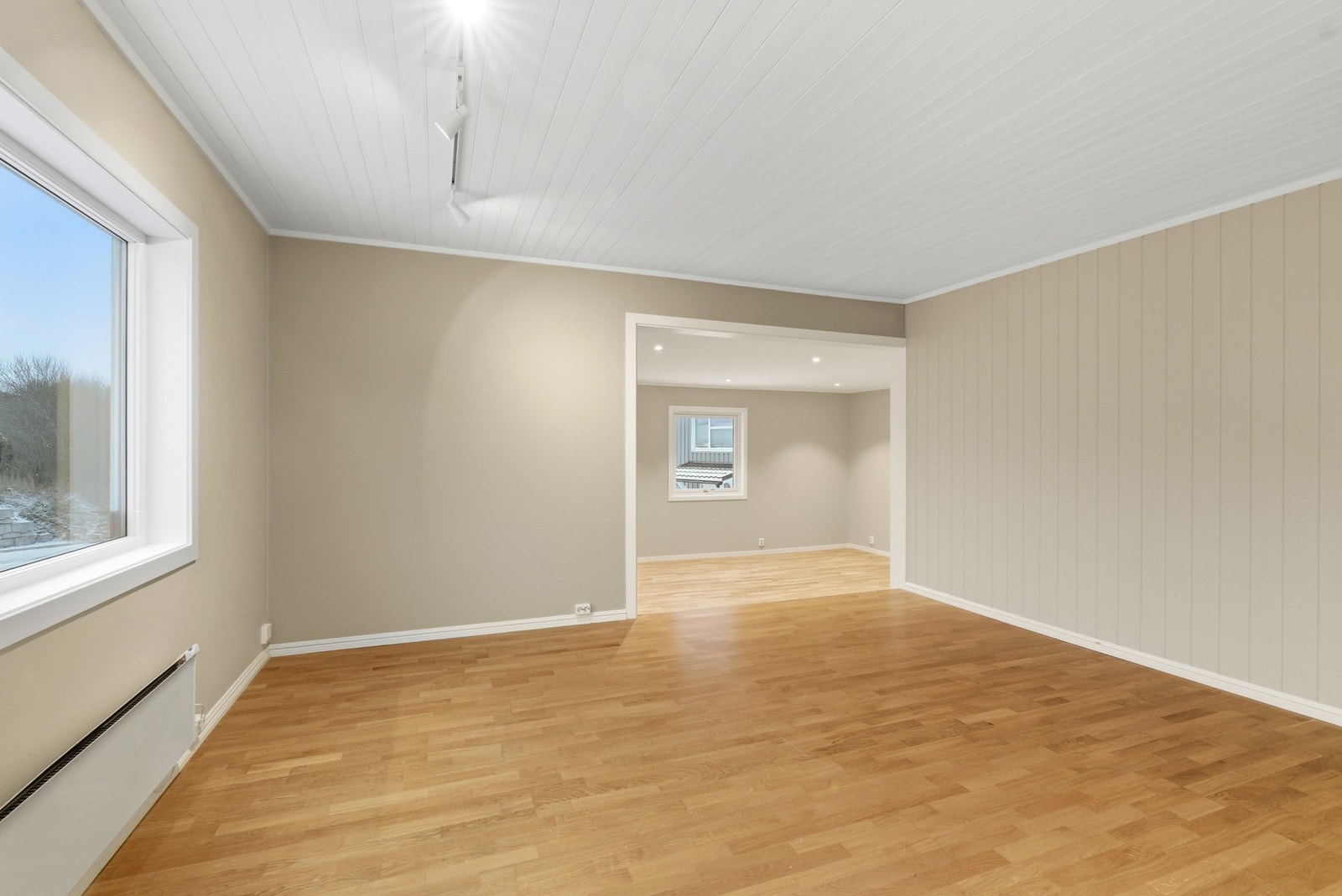 Det er fint plass til et spisebord med tilhørende stoler. Galleribilde