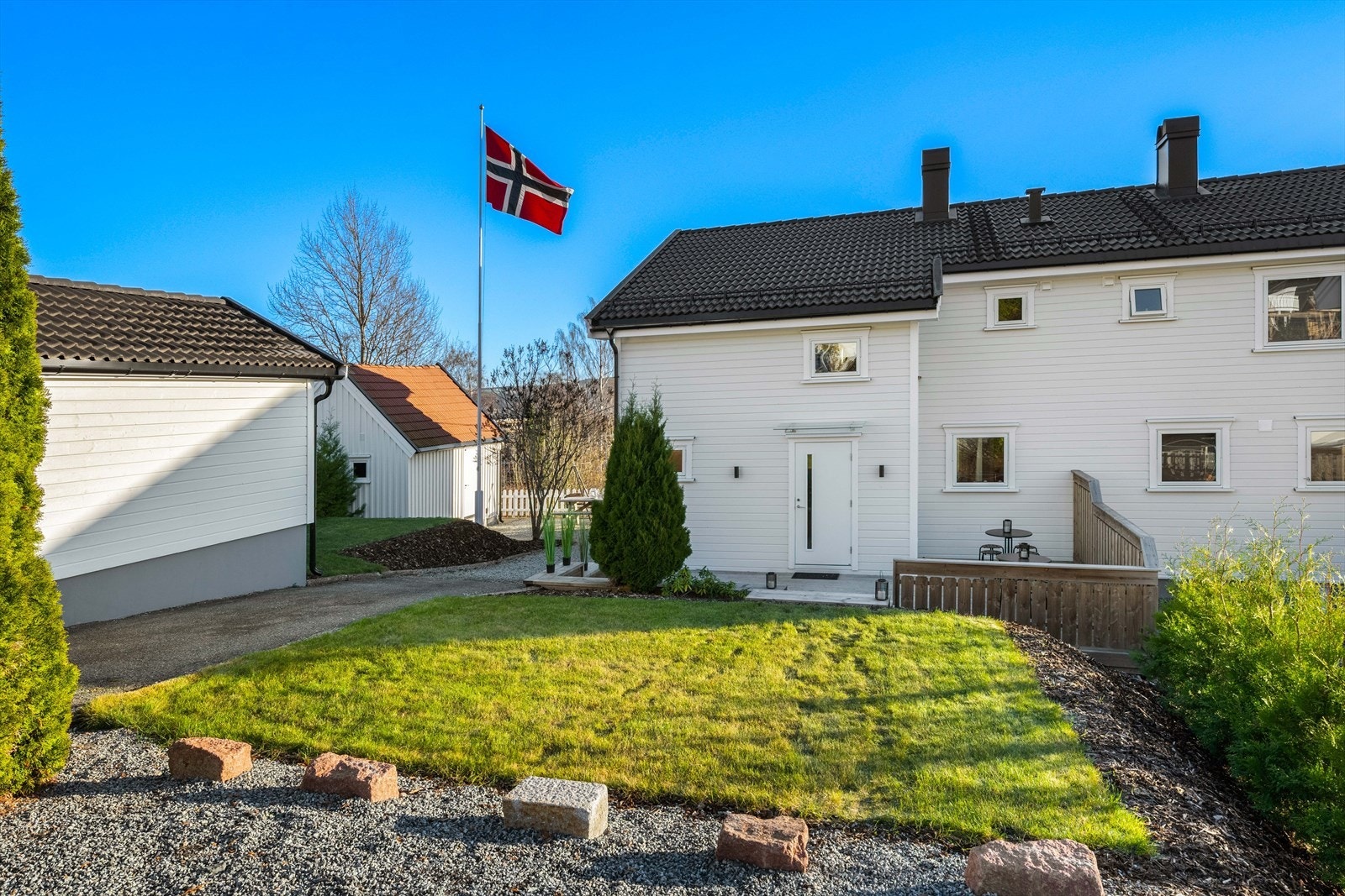 Brannbakken 12 er en vertikaldelt tomannsbolig med garasje og hage, nært til Åskollen skole Galleribilde