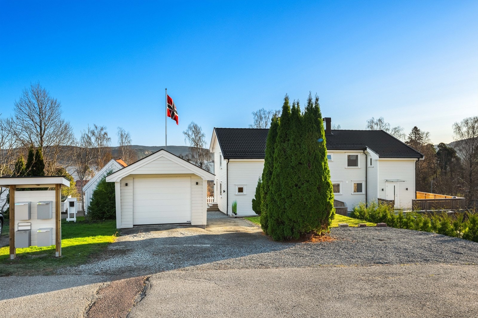 Strøken og delikat 1/2 part av tomannsbolig med hyggelig uteplass, garasje og sportsbod i et meget familievennlig boligområde Galleribilde