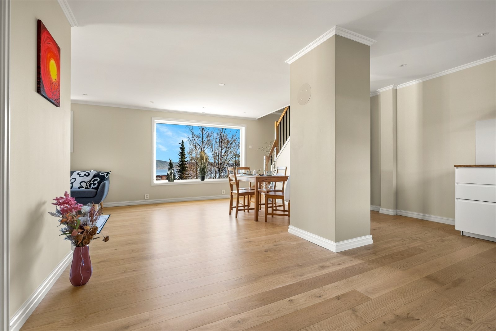 Stuen holder god romslighet, med tilstrekkelig plass for både en behagelig sofagruppe, tv-møblement og et spisebord ved kjøkkenet. Galleribilde