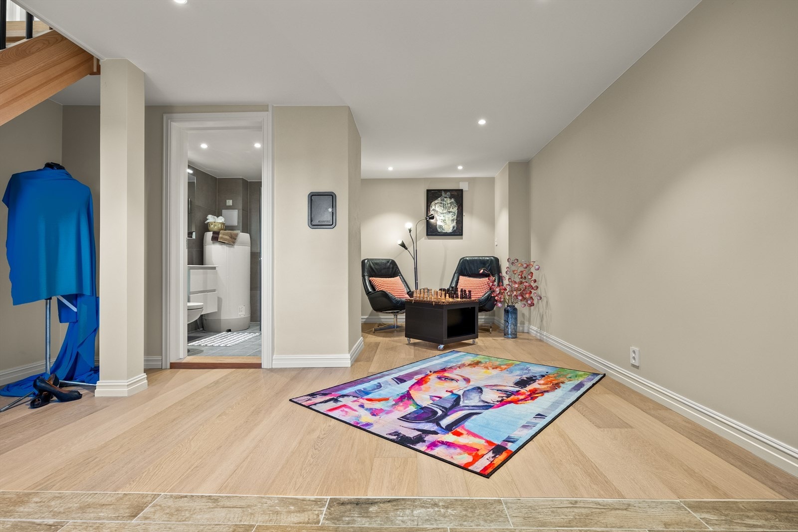 Stue/hobbyrom - i hjørnet bak mannekeng, ligger det røropplegg klart for hybelkjøkken Galleribilde